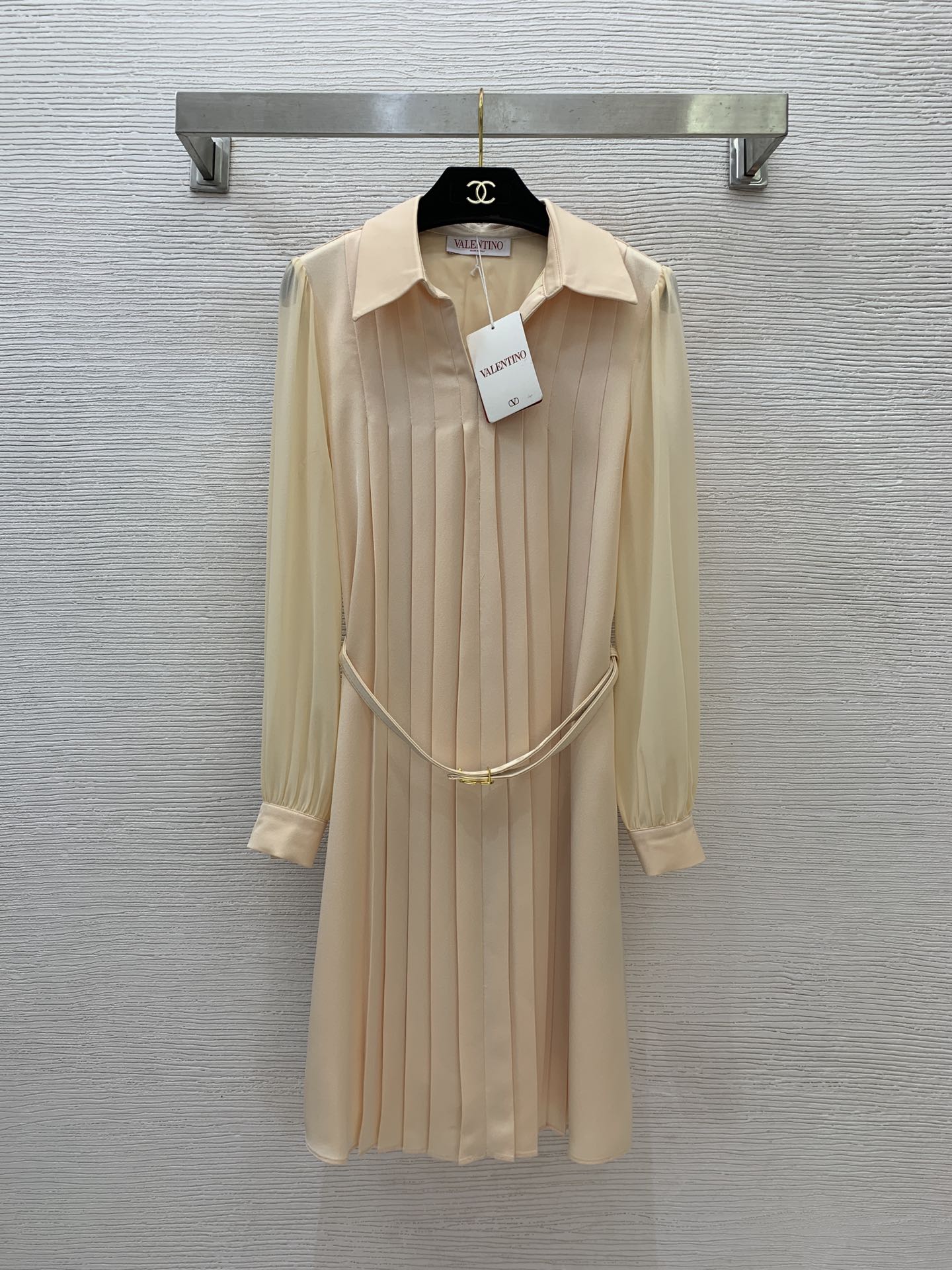 NO:314907,Model number G25021175 VALENTI*O Warren Home New High-end Custom Chiffon Sleeve Spliced ​​Pressed Pleated Design V-neck Lapel Long Sleeve Dress with Belt!  Apricot, black, (Size S bust 92, sleeve length 60, skirt length 92), valentino, valentino, skirt, alexander wang19860909款号G25021175 VALENTI*O华伦家新款高端定制雪纺纱袖拼接压褶设计V字领口翻领长袖连衣裙配腰带！杏色、黑色、（S码胸围92,袖长60,裙长92）,,valentino,valentino,skirts,alexander wang,Women's clothing