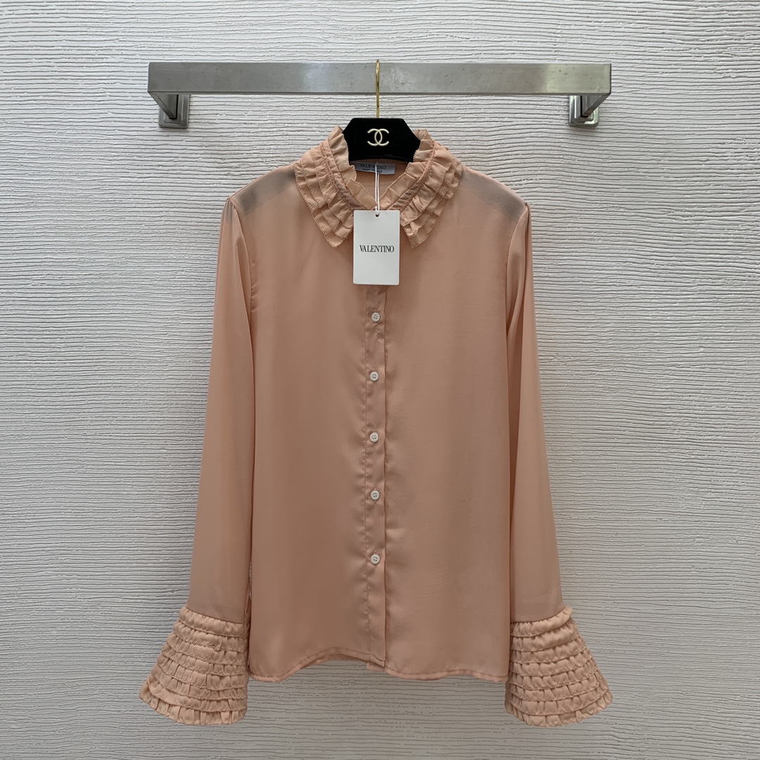 NO:313494,Model number D25020975 VAlENTI*O Warren Home New Model, imitation silk fabric is hangs and comfortable, with layered buckled lapels and flared sleeves shirt with wood ears!  (M size bust 100, sleeve length 64, clothing length 67), valentino, valentino, real silk, alexander wang19860909款号D25020975 VAlENTI*O华伦家新款 仿真丝面料垂顺舒适、木耳边拼接层叠系扣翻领喇叭袖衬衣！（M码胸围100,袖长64,衣长67）,,valentino,valentino,real silk,alexander wang,Women's clothing
