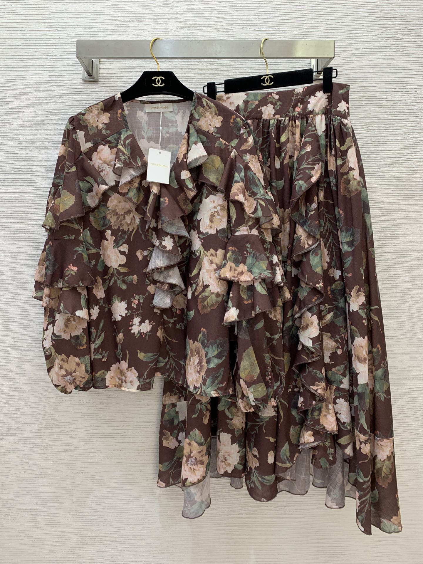 NO:315661,ZIMMERMA*N ZIMMERMA Australia Brand High-end Custom Fashion Floral Print Two-piece Set!  Ruffled spliced ​​lantern sleeves V-neck long sleeve shirt top high waist long skirt (pockets on both sides) 1.2.3.4/SMLXL (3 size bust 104, sleeve length 66, 71; waist 78, front skirt length 86/98), skirts, alexander wang19860909ZIMMERMA*N 兹默曼澳洲品牌高端定制时尚花卉印花两件套装！荷叶边拼接灯笼袖V领长袖衬衣上衣高腰大摆长款半身裙(两侧有口袋） 1.2.3.4/SMLXL（3码胸围104,袖长66,衣长71；腰围78,前裙长86/98）,,skirts,alexander wang,Women's clothing