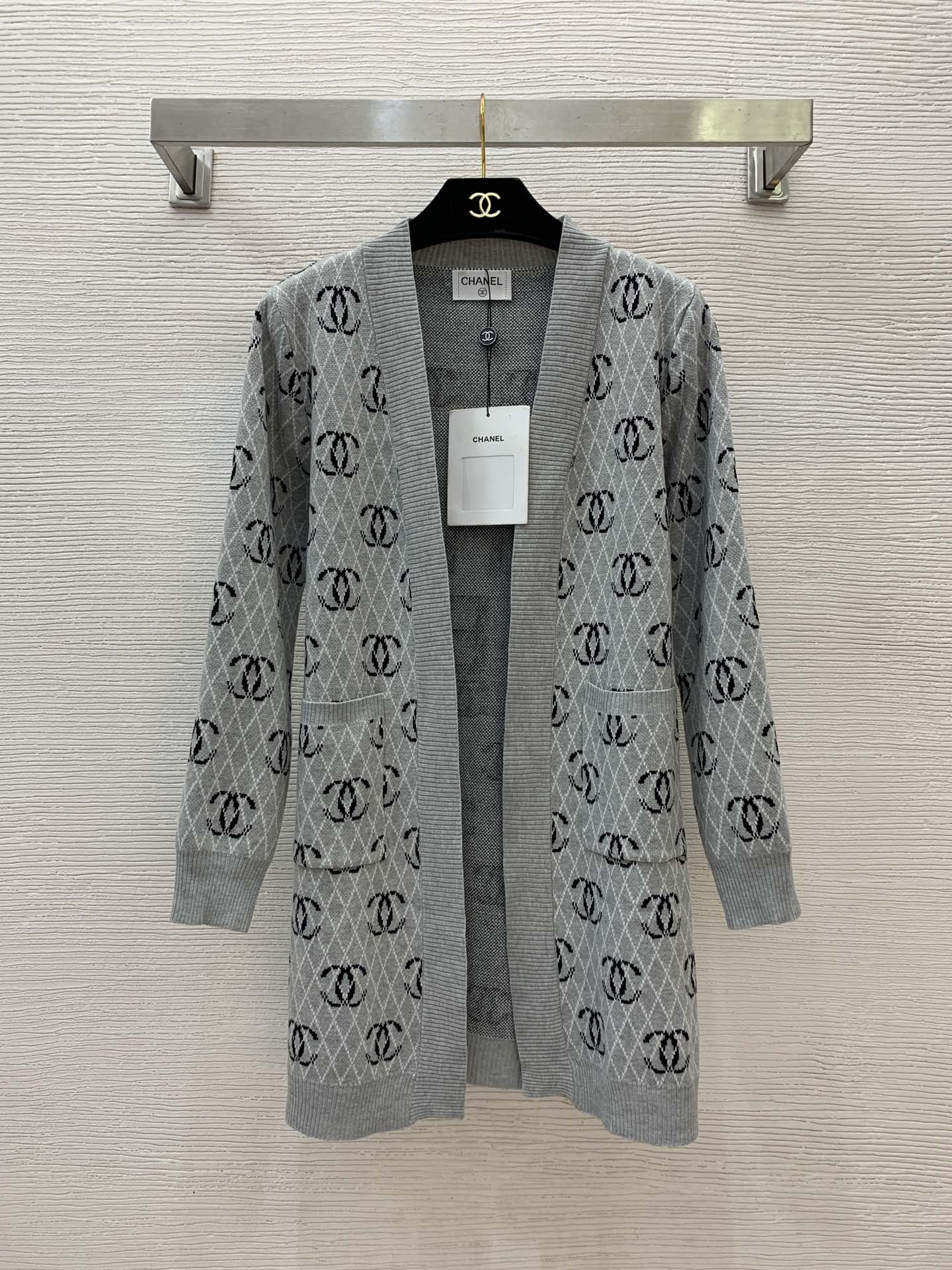 NO:313486,Model number D25020887 Chane* new style, double C letter logo diamond pattern small fragrance style buttonless placket long sleeve knitted cardigan mid-length jacket!  Gray, burgundy, (Size S bust 100, sleeve length 59, clothing length 82), Chanel, jackets & coats, alexander wang19860909款号D25020887 Chane*新款 满身双C字母标志菱格纹小香风无扣门襟长袖针织开衫中长款外套衫！灰色、酒红色、（S码胸围100,袖长59,衣长82）,,chanel,jackets & coats,alexander wang,Women's clothing