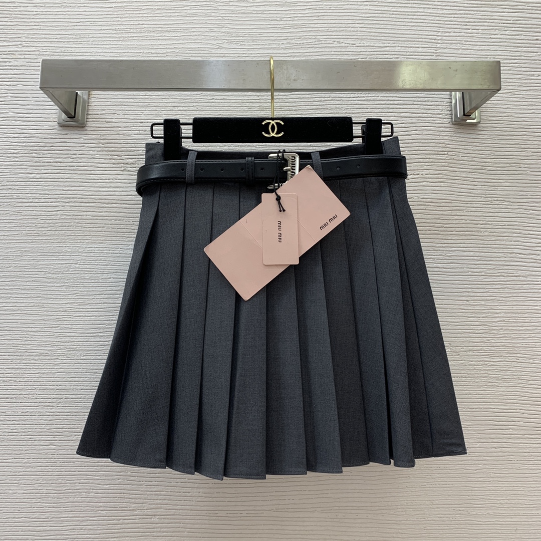 NO:306722,Model number G25021548 MiuMi* Miujia new model, high-end custom fabric pleated skirt with logo belt, fashionable age-reducing pleated skirt short skirt skirt!  Gray, (Size S waist 68, skirt length 40), Miumiu, skirt 40, alexander wang19860909款号G25021548 MiuMi*缪家新款 高端定制面料压褶裙摆搭配logo腰带洋气减龄百褶裙短裙半身裙！灰色、（S码腰围68,裙长40）,,miumiu,skirts,alexander wang,Women's clothing