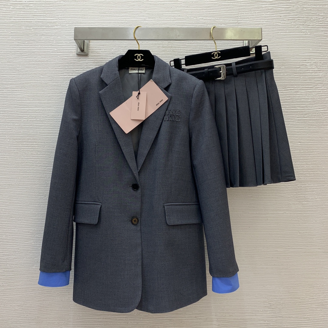 NO:306719,Model number G25021580 MiuMi* new model, high-end boutique custom patch embroidered logo badge decoration, fashionable and personalized design contrasting cuff splicing, loose and casual mid-length two-button suit jacket!  Advanced gray, (Size bust, sleeve length 60/64, clothing length 74),,miumiu, jackets & coats,business suit,alexander wang19860909款号G25021580 MiuMi*缪家新款 高端精品定制贴布刺绣logo胸章装饰、时尚个性设计撞色袖口拼接 宽松休闲中长款两粒扣西装外套！高级灰、（S码胸围,袖长60/64,衣长74）,,miumiu,jackets & coats,business suit,alexander wang,Women's clothing