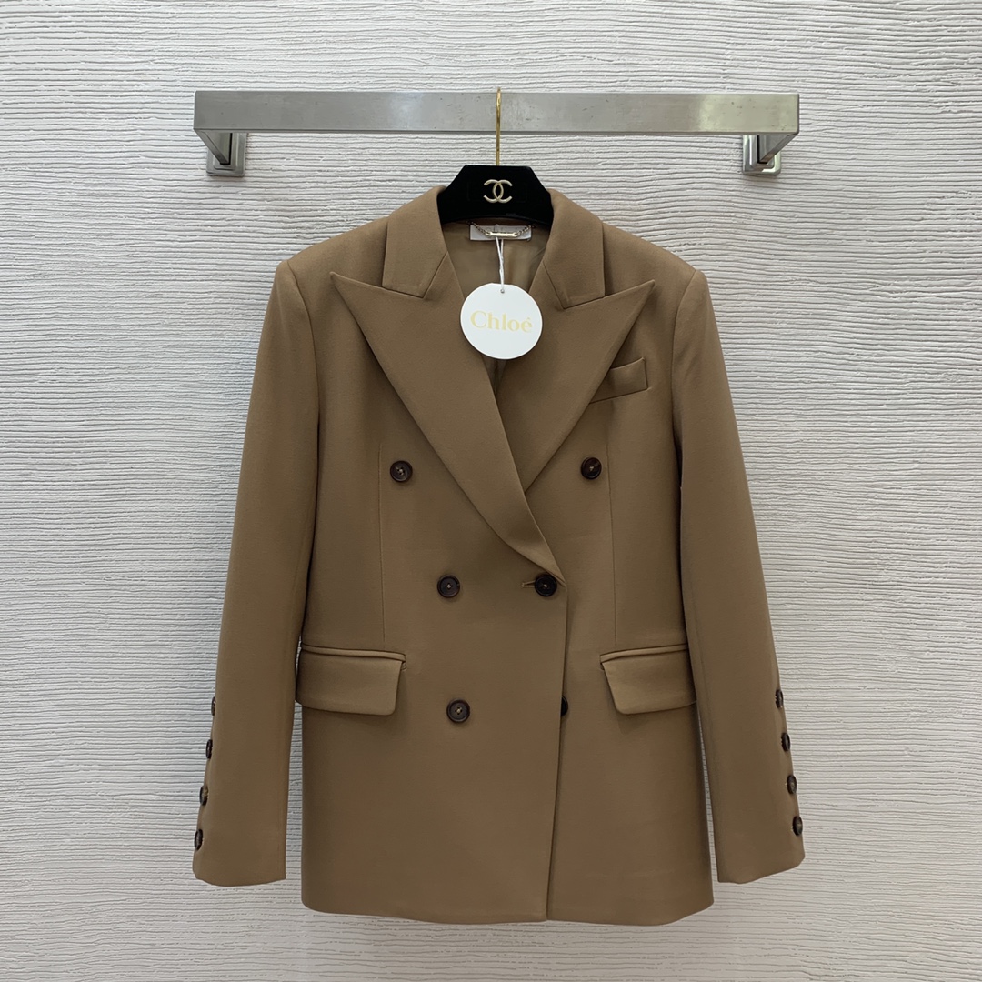 NO:307615,Jacket pants number G25021749 Chloe new high-end quality!  Collar logo chain decorative double-breasted flip pocket fashionable and versatile blazer mid-high waist straight-leg casual trousers trousers!  Coffee, black, (S-size bust 96, sleeve length 60, clothing length 69; outside, chloe, loewe, jackets & coats, business suit, alexander wang19860909外套裤子号G25021749 Chloe新款高端精品质量！领边logo链条装饰双排扣翻盖口袋时尚百搭西装外套中高腰直筒休闲西裤长裤！咖色、黑色、（S码胸围96,袖长60,衣长69； 外,,chloe,loewe,jackets & coats,business suit,alexander wang,Women's clothing