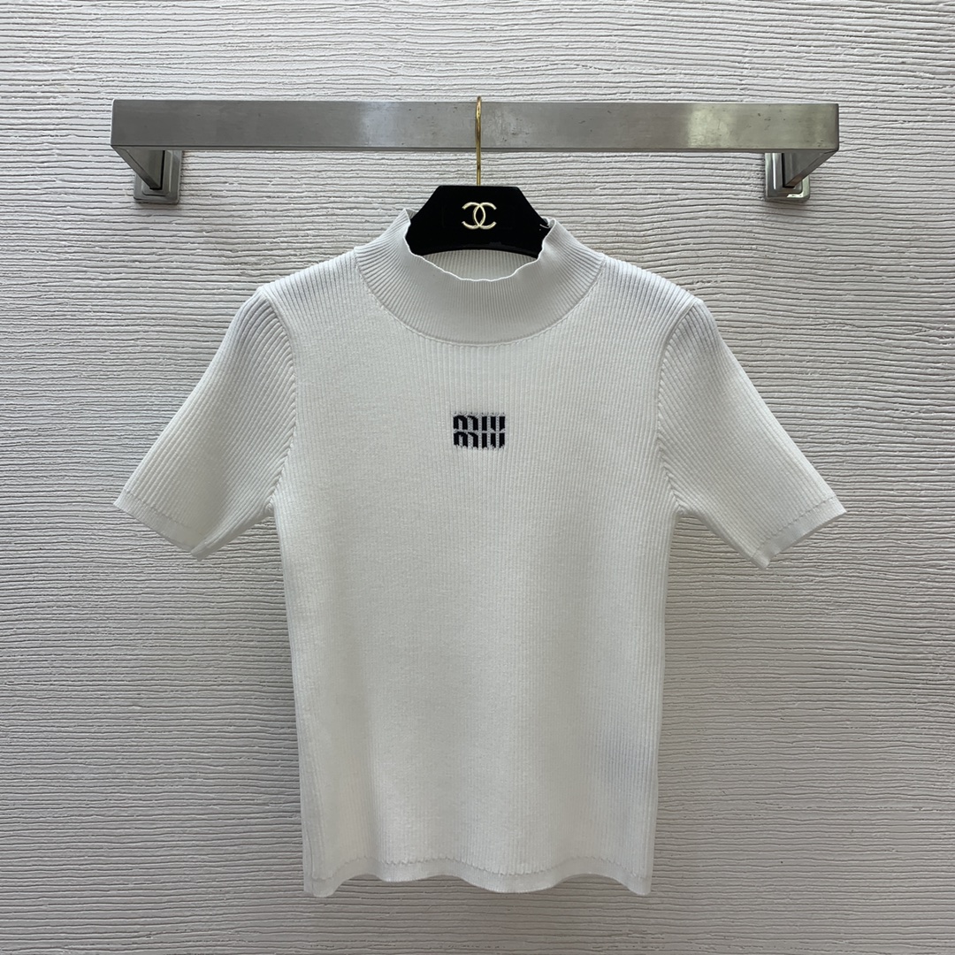 NO:313500,Model number D25020986 MiuMi* Miujia new style, letter logo on the chest, slim and stretchy short-sleeved sweater top!  White, black, (one size bust 70, sleeve length 20, garment length 52, elastic large size is for reference only),,miumiu,T-shirt,alexander wang19860909款号D25020986 MiuMi*缪家新款 胸前字母logo徽标修身显瘦弹力短袖针织衫上衣！白色、黑色、（均码胸围70,袖长20,衣长52 弹力大尺寸仅供参考）,,miumiu,T-shirt,alexander wang,Women's clothing