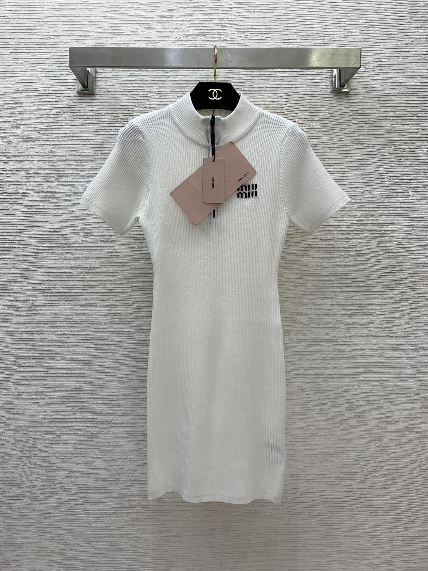 NO:313498,Model number D25020984 MiuMi* new style, letter logo on chest, half-zipper placket, slim and stretchy knitted short-sleeved dress!  White, black, (one size bust 68, waist 32, sleeve length 18, garment length 80, elastic large size for reference only),,miumiu, skirts, T-shirt, alexander wang19860909款号D25020984 MiuMi*缪家新款 胸前字母logo徽标半拉链门襟修身显瘦弹力针织短袖连衣裙！白色、黑色、（均码胸围68,腰围32,袖长18,衣长80面料弹力大尺寸仅供参考）,,miumiu,skirts,T-shirt,alexander wang,Women's clothing