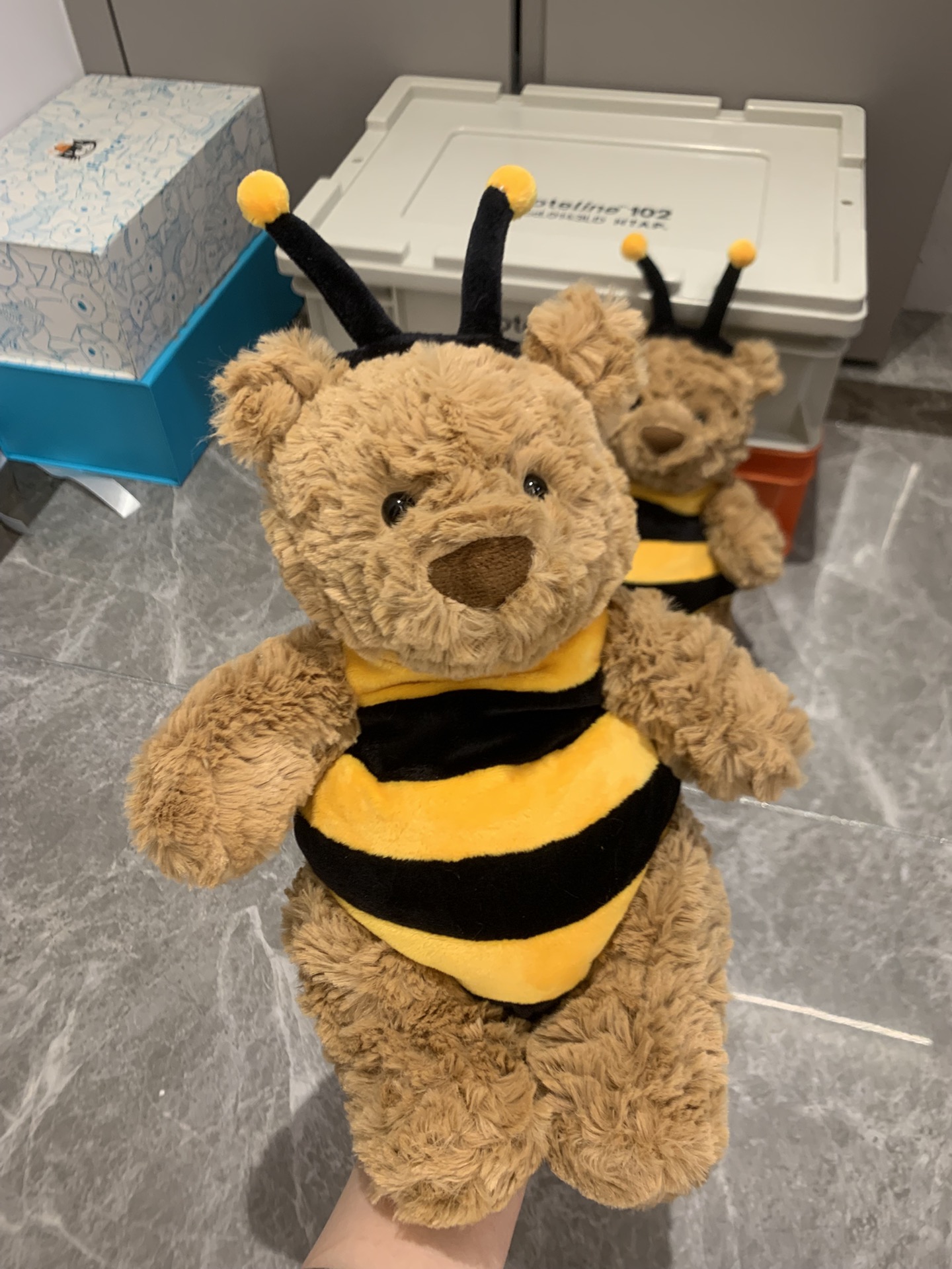 NO:809080,Ready stock ~ jellycat 25 new bee bear will be available in China in February ~ the same size as the strawberry bear. It is a design that will definitely explode. It is a cute pet in the palm of your hand. It is super cute ~ Comes with all three standards and comes with a medium-sized dust bag. It is completely OK to keep for yourself and give away!  , trendy department store Jellycat doll19860909现货发～jellycat 25新款蜜蜂熊 国内二月上架～和草莓熊一个大小 绝对会爆的设计款 掌心萌宠 超级无敌可爱～ 三标齐全 配中号防尘袋 自留送人完全OK！,潮品百货Jellycat公仔,accessory