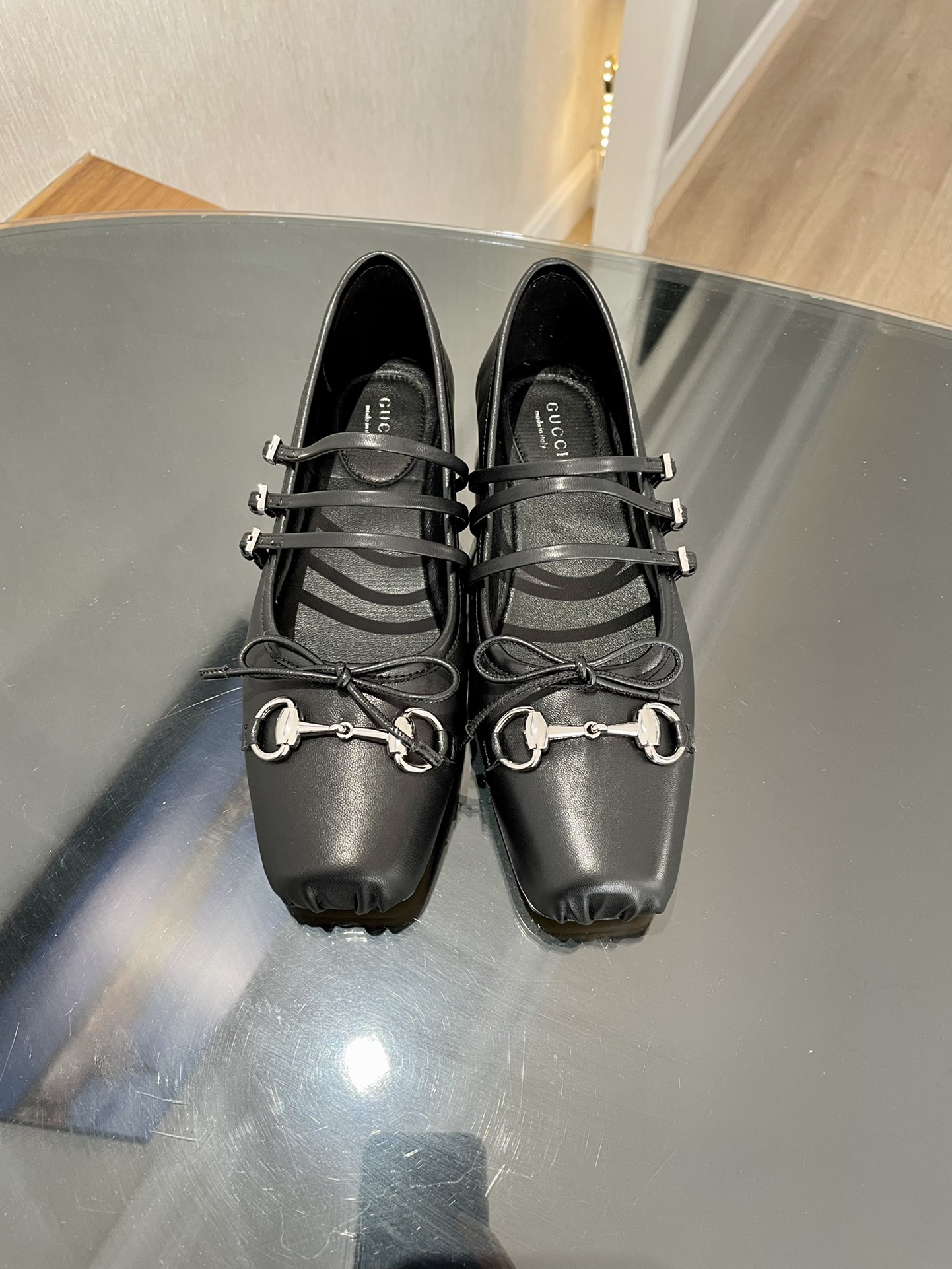 NO:239006,Gucci 25/early spring series new flat ballet shoes horse buckle new small square toe shoes, square toe design with elegant bow details, classic exquisite, elegant and playful and fashionable flat shoes, creating an excellent wearing experience. Original custom fabric canvas/sheel leather lining/foot pad high-end custom sheepskin lining, heel high flat sole, Italian genuine leather sole Size 35-41 (40 41 42 custom made, no return or exchange), ballet shoes, gucci, flats, sheepskin19860909Gucci 古奇25/早春系列新品平底芭蕾鞋马衔扣新款小方头单鞋,鞋头方形设计搭配雅致的蝴蝶结细节,经典精致优雅俏皮时髦平底鞋,打造出色的穿着体验. 面料原版定制帆布/羊皮 内里／垫脚高端定制羊皮里 跟高平底 大底意大利真皮底 尺码35-41（40 41 42定做,不退换）,芭蕾舞鞋,gucci,flats,sheepskin,Women's Shoes