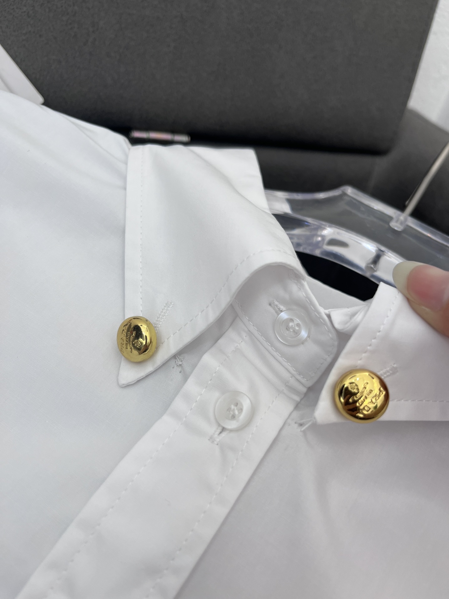 “High-Quality Women’s Prada Suit: Classic Design, Logo Detail, Cotton Fabric, Two Colors” - 图片 7