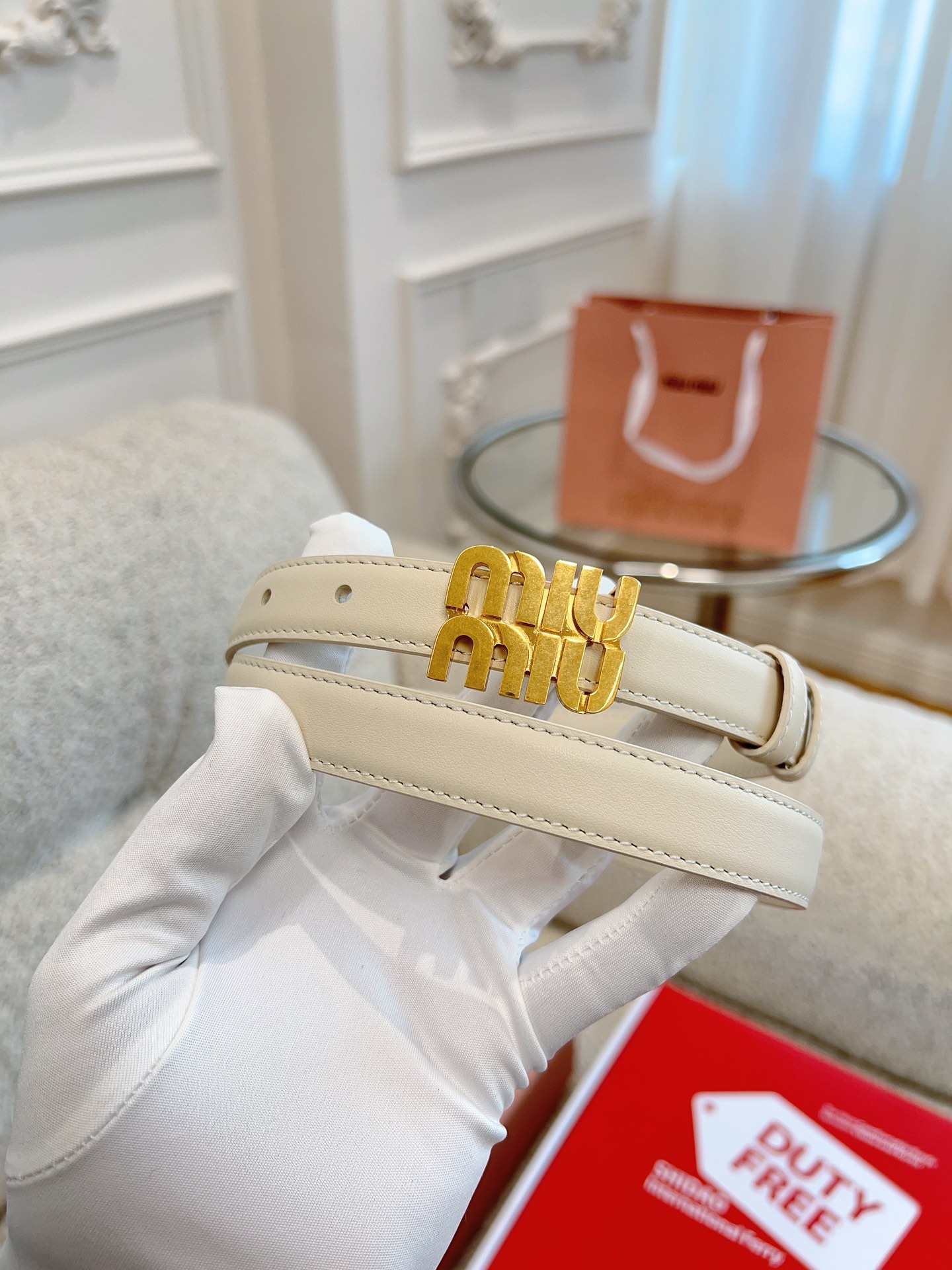 ✨Miumiu✨独家免税店渠道货原厂小牛皮手工绘边新款腰带\nmiumiu英文小金扣这款腰带是提升别致造型品味的理想之选。醒目的标示性微标装点搭扣，营造精致氛围感。\n宽度.2.0cm
