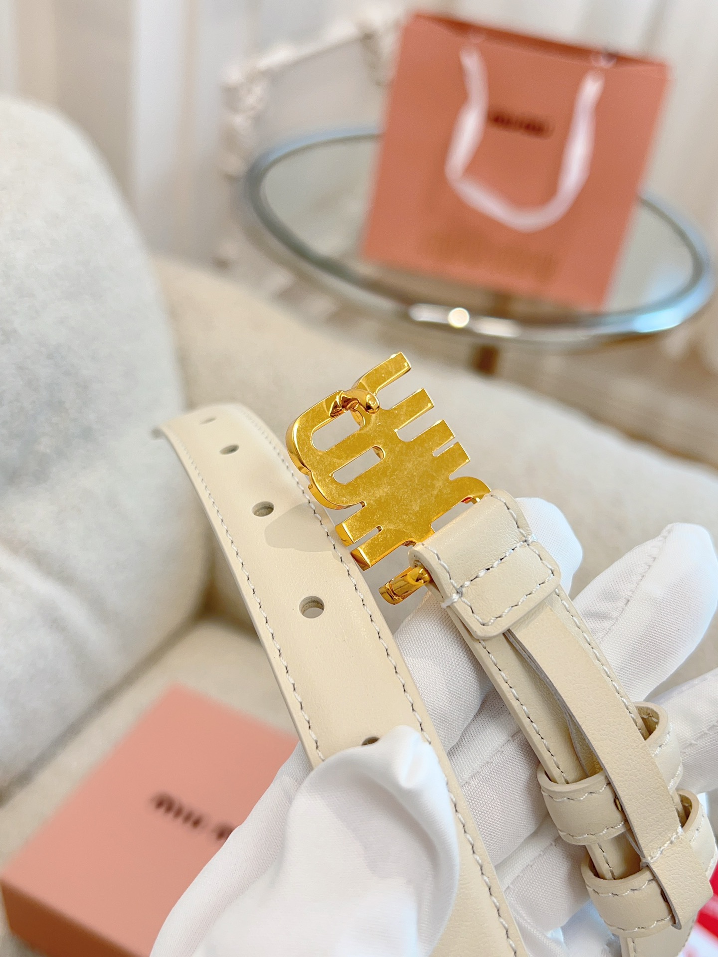 ✨Miumiu✨独家免税店渠道货原厂小牛皮手工绘边新款腰带\nmiumiu英文小金扣这款腰带是提升别致造型品味的理想之选。醒目的标示性微标装点搭扣，营造精致氛围感。\n宽度.2.0cm