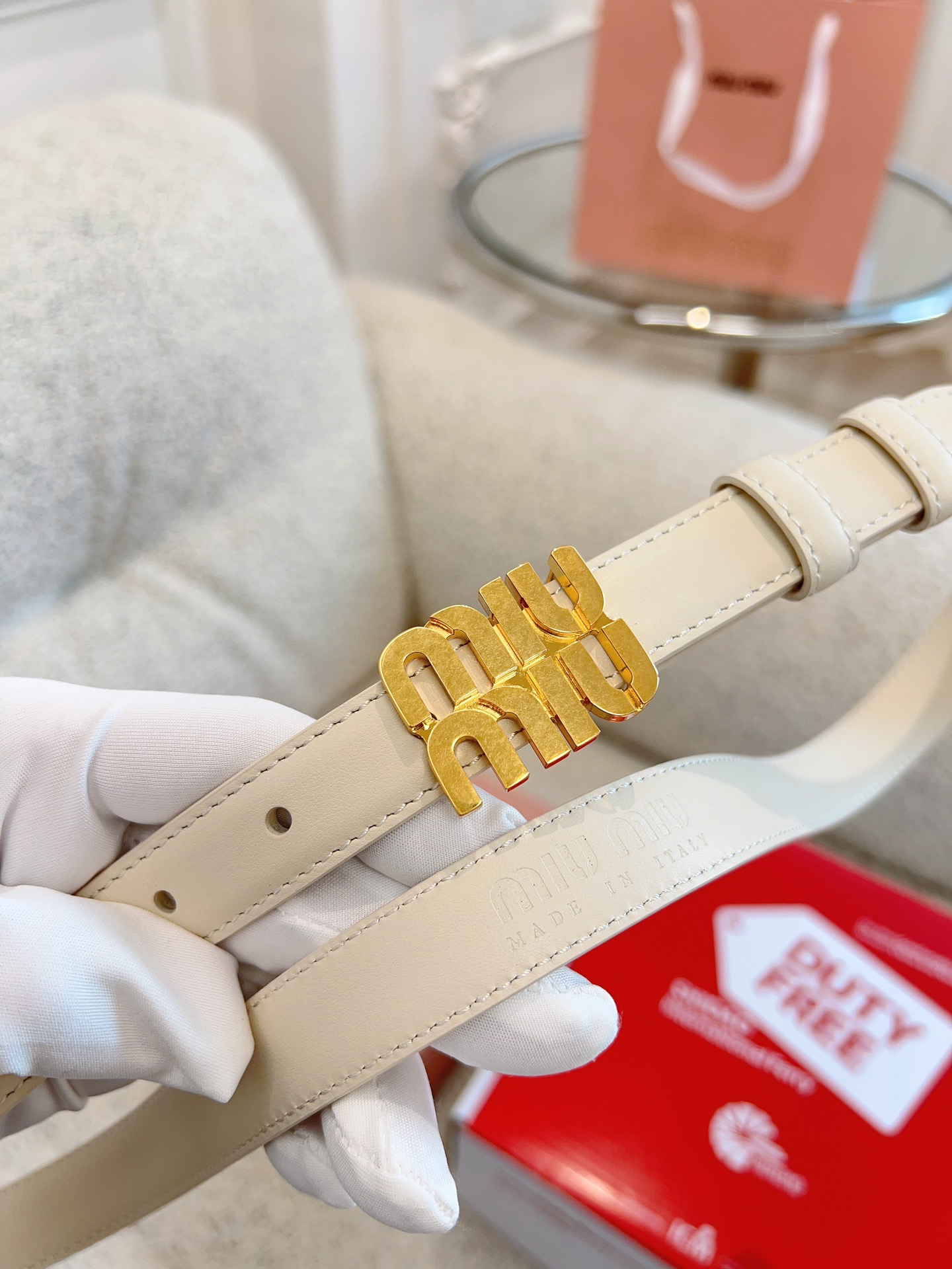 ✨Miumiu✨独家免税店渠道货原厂小牛皮手工绘边新款腰带\nmiumiu英文小金扣这款腰带是提升别致造型品味的理想之选。醒目的标示性微标装点搭扣，营造精致氛围感。\n宽度.2.0cm