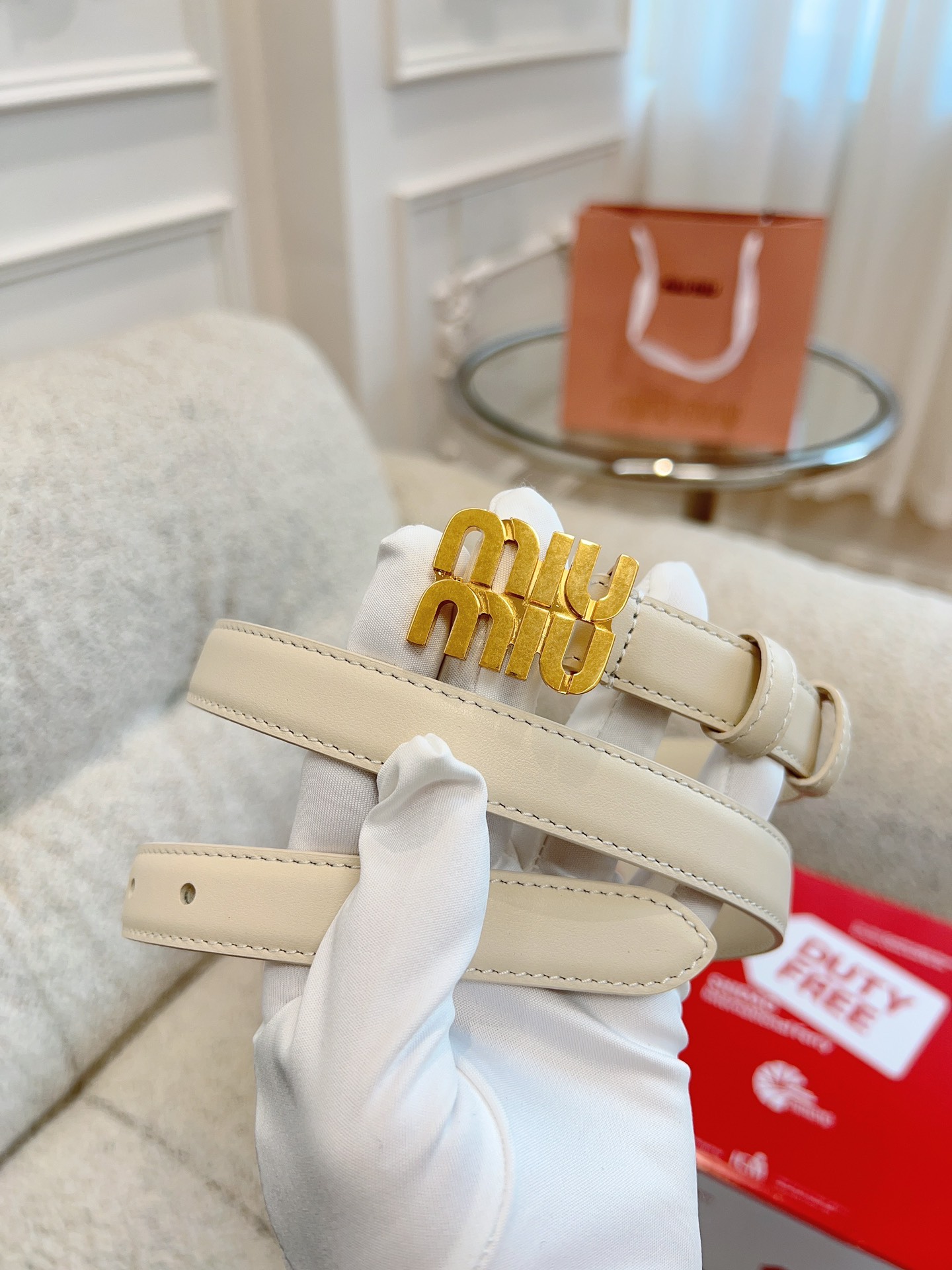 ✨Miumiu✨独家免税店渠道货原厂小牛皮手工绘边新款腰带\nmiumiu英文小金扣这款腰带是提升别致造型品味的理想之选。醒目的标示性微标装点搭扣，营造精致氛围感。\n宽度.2.0cm