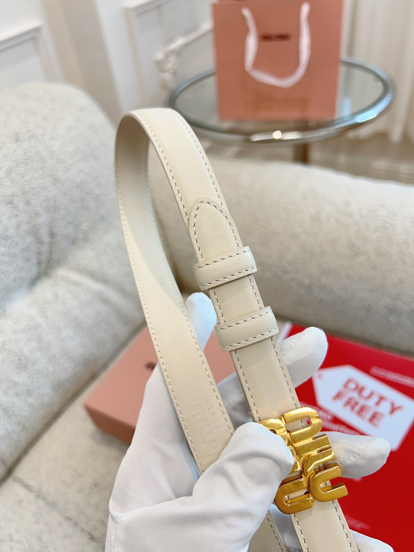 ✨Miumiu✨独家免税店渠道货原厂小牛皮手工绘边新款腰带\nmiumiu英文小金扣这款腰带是提升别致造型品味的理想之选。醒目的标示性微标装点搭扣，营造精致氛围感。\n宽度.2.0cm