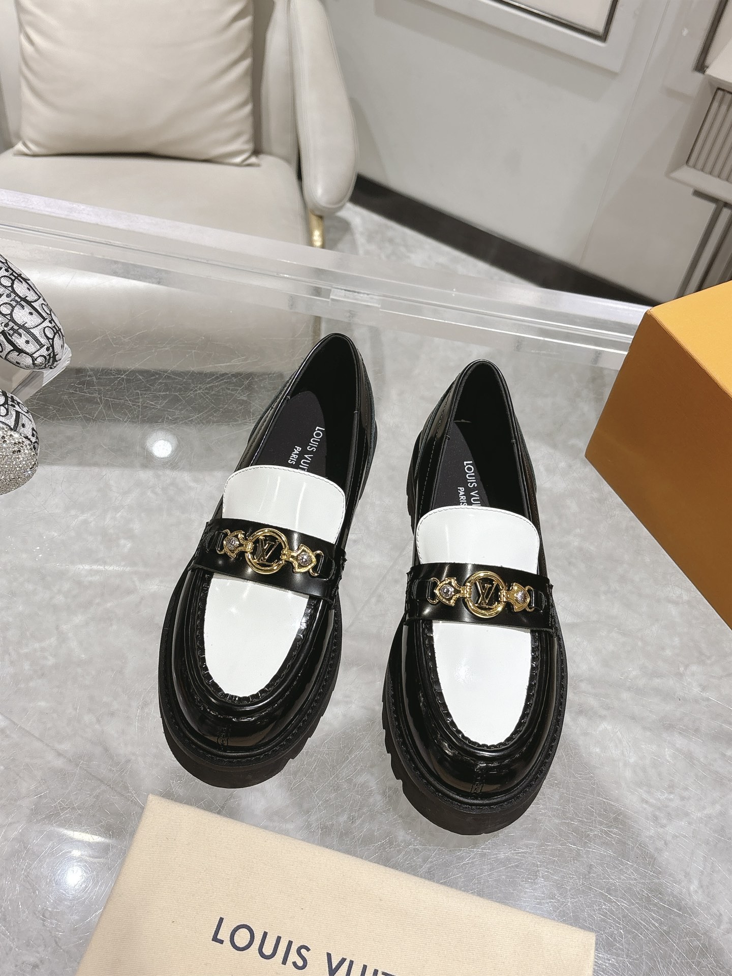 NO:406775,Couple model with full set of aircraft box LV Louis Vuitton 25/s early spring catwalk counter latest open side bead thick-sole Love series!  Purchase level!  A versatile and fashionable British style!  Thick-soled and elevated couple outfit. A versatile New Year style, super comfortable to wear!  Fabric imported open-edge beaded cowhide private film hardware, cowhide inner lining. Double-layer thickened original wear-resistant large bottom!  35-45 (four 40 men 45 customized), louis vuitton, louis vuitton,loafers,cowhide19860909情侣款配全套飞机盒LV 路易威登25/s早春走秀专柜最新开边珠厚底乐福系列！代购级！一脚蹬百搭时尚英伦风！厚底增高情侣装.新年百搭款,上脚超级舒服！ 面料进口开边珠牛皮私膜五金 牛皮内里.双层加厚原版耐磨大底！ 码数35-45(女40男45定做),乐福鞋,louis vuitton,louis vuitton,loafers,cowhide,Women's Shoes