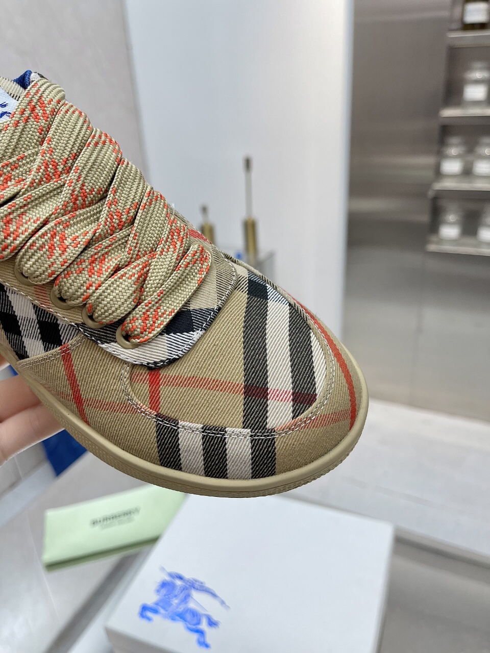 Burberry Classic Grid Collection: New Interpretation of Iconic Style - 图片 5
