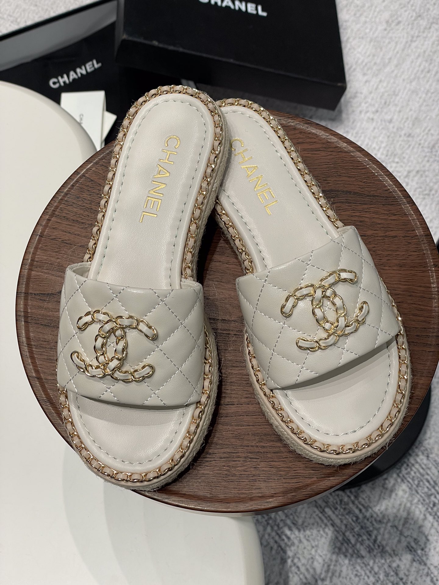 NO:172891,- 25Fw spring and summer new Chane* small fragrance chain ring edge double C letter button sandals series Xiangjia’s iconic leather-wearing chain design is used on the footrest ring edge, paired with classic diamond elements to cover the upper footrest!  Extremely exquisite and literary, it is difficult to find the reason for not loving it. Walk easily in commuting and casual occasions and be a casual and elegant woman~ velvet, sheepskin, cloth, inner lining, sheepskin sole original rubber outsole size 35-39 (40,41 custom-made, non-return and exchange), slippers, chanel, chanel, slippers, sheepskin19860909- 25Fw春夏新款Chane*小香链条圈边双C字母扣凉拖鞋系列 香家标志性的穿皮链条设计应用在垫脚圈边,配上经典菱格元素覆盖鞋面 垫脚！格外精致又文艺,很难找出不爱的理由.轻松游走于通勤和休闲场合 做个漫不经心的时髦优雅女子～ 鞋面丝绒、羊皮、布面 内里羊皮内里 鞋底原版橡胶大底 码数35-39（40,41定制不退换）,拖鞋,chanel,chanel,slippers,sheepskin,Women's Shoes