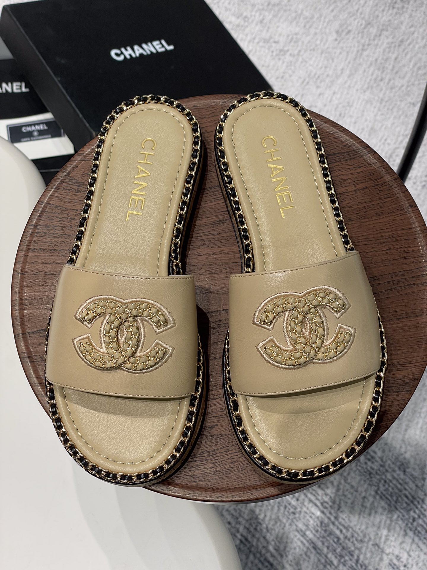 NO:172896,- 25Fw spring and summer new Chane* small fragrance chain ring edge double C letter button sandals, chain wood sole series Xiangjia’s iconic leather-wearing chain design is used on the footrest ring edge, paired with classic diamond elements to cover the upper footrest!  Extremely exquisite and literary, it is difficult to find the reason for not loving it. Walk easily in commuting and casual occasions and be a casual and elegant woman~ velvet, sheepskin, cloth, inner lining, sheepskin sole original rubber outsole size 35-39 (40,41 custom-made, non-return and exchange), slippers, chanel, chanel, slippers, sheepskin19860909- 25Fw春夏新款Chane*小香链条圈边双C字母扣凉拖鞋 链条木底系列 香家标志性的穿皮链条设计应用在垫脚圈边,配上经典菱格元素覆盖鞋面 垫脚！格外精致又文艺,很难找出不爱的理由.轻松游走于通勤和休闲场合 做个漫不经心的时髦优雅女子～ 鞋面丝绒、羊皮、布面 内里羊皮内里 鞋底原版橡胶大底 码数35-39（40,41定制不退换）,拖鞋,chanel,chanel,slippers,sheepskin,Women's Shoes