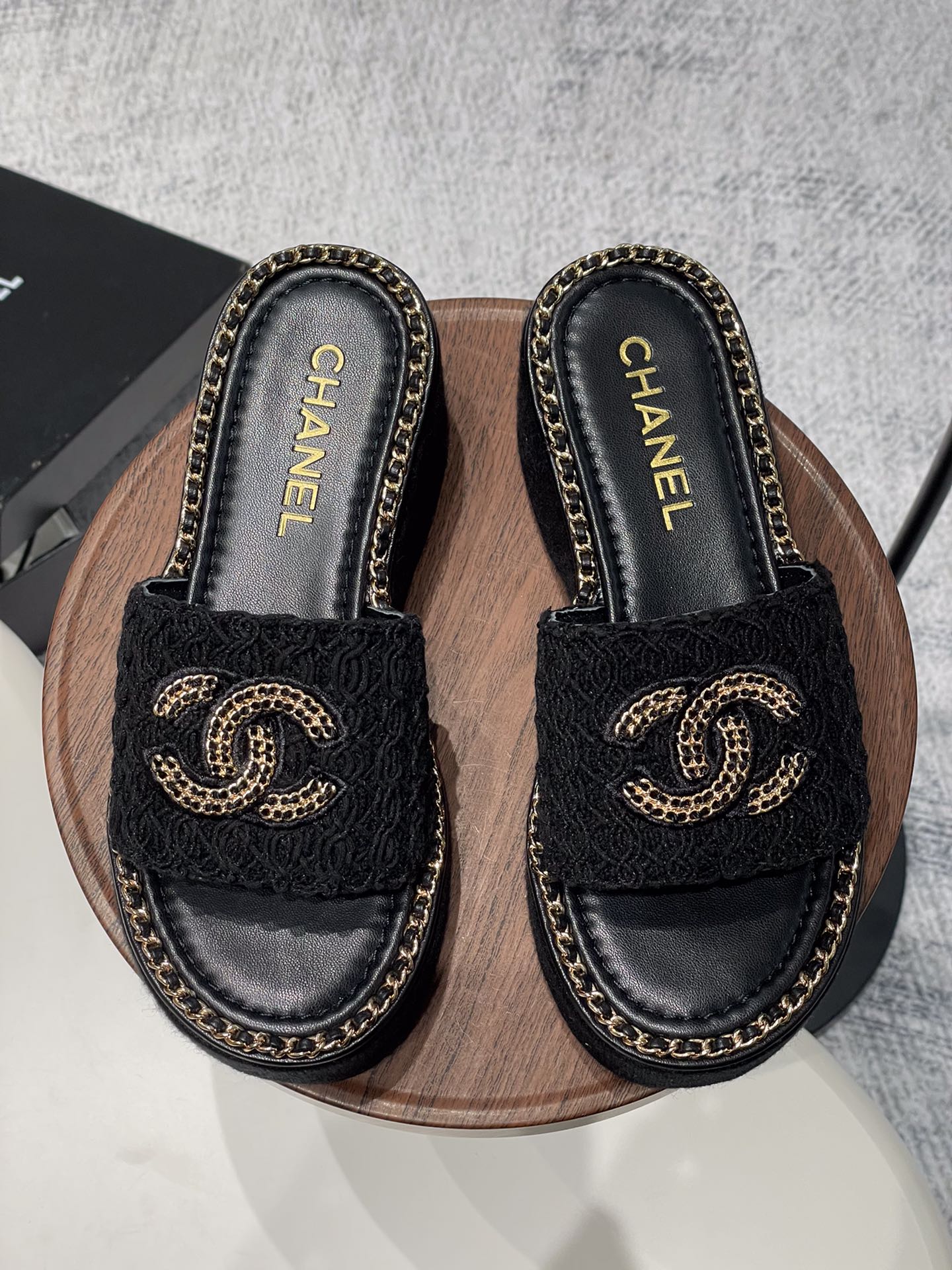 NO:172901,- 25Fw spring and summer new Chane* small fragrance chain ring edge double C letter button sandals series Xiangjia’s iconic leather-wearing chain design is used on the footrest ring edge, paired with classic diamond elements to cover the upper footrest!  Extremely exquisite and literary, it is difficult to find the reason for not loving it. Walk easily in commuting and casual occasions and be a casual and elegant woman~ velvet, sheepskin, cloth, inner lining, sheepskin sole original rubber outsole size 35-39 (40,41 custom-made, non-return and exchange), slippers, chanel, chanel, slippers, sheepskin19860909- 25Fw春夏新款Chane*小香链条圈边双C字母扣凉拖鞋系列 香家标志性的穿皮链条设计应用在垫脚圈边,配上经典菱格元素覆盖鞋面 垫脚！格外精致又文艺,很难找出不爱的理由.轻松游走于通勤和休闲场合 做个漫不经心的时髦优雅女子～ 鞋面丝绒、羊皮、布面 内里羊皮内里 鞋底原版橡胶大底 码数35-39（40,41定制不退换）,拖鞋,chanel,chanel,slippers,sheepskin,Women's Shoes