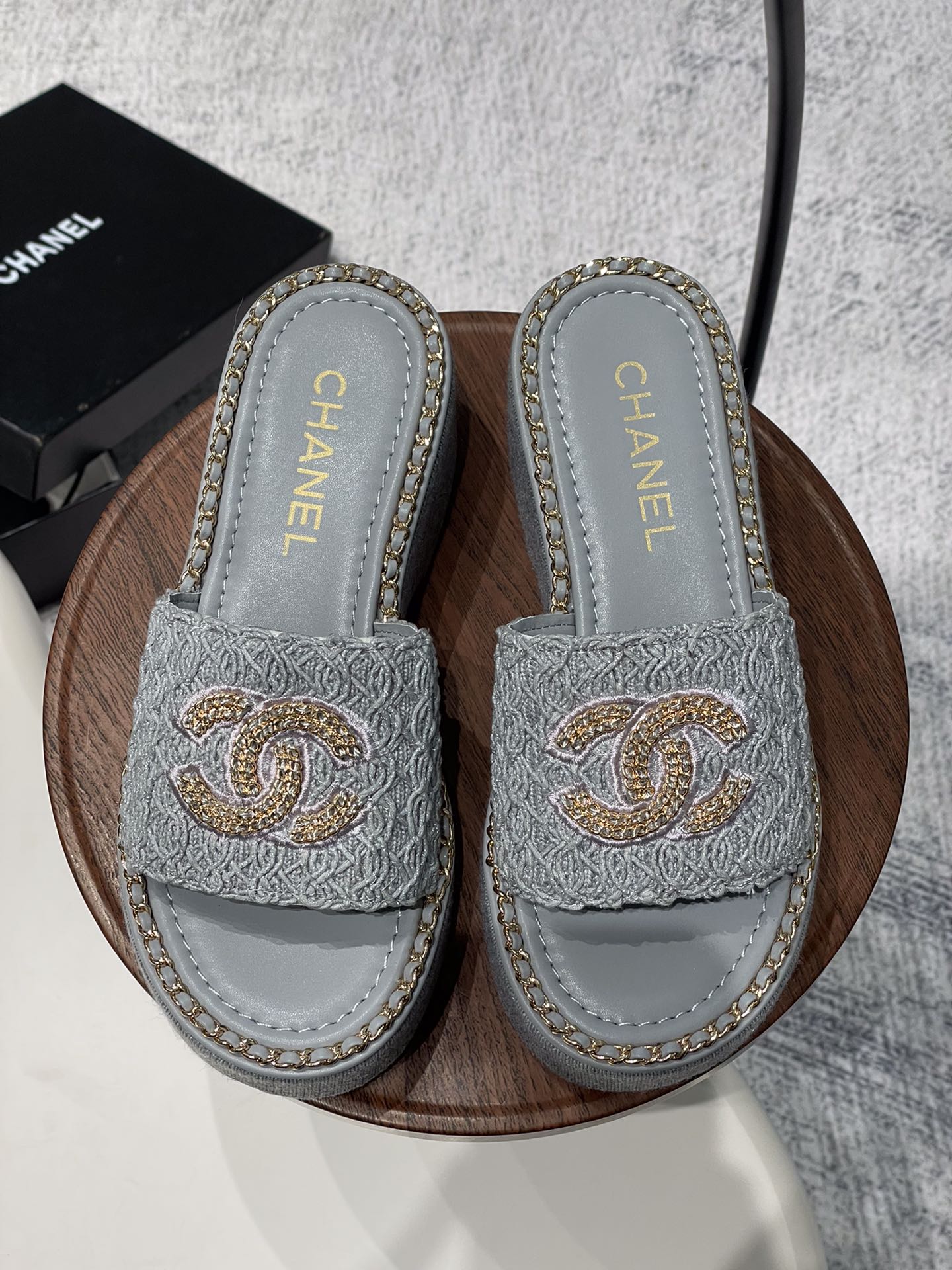 NO:172906,- 25Fw spring and summer new Chane* small fragrance chain ring edge double C letter button sandals, chain wood sole series Xiangjia’s iconic leather-wearing chain design is used on the footrest ring edge, paired with classic diamond elements to cover the upper footrest!  Extremely exquisite and literary, it is difficult to find the reason for not loving it. Walk easily in commuting and casual occasions and be a casual and elegant woman~ velvet, sheepskin, cloth, inner lining, sheepskin sole original rubber outsole size 35-39 (40,41 custom-made, non-return and exchange), slippers, chanel, chanel, slippers, sheepskin19860909- 25Fw春夏新款Chane*小香链条圈边双C字母扣凉拖鞋 链条木底系列 香家标志性的穿皮链条设计应用在垫脚圈边,配上经典菱格元素覆盖鞋面 垫脚！格外精致又文艺,很难找出不爱的理由.轻松游走于通勤和休闲场合 做个漫不经心的时髦优雅女子～ 鞋面丝绒、羊皮、布面 内里羊皮内里 鞋底原版橡胶大底 码数35-39（40,41定制不退换）,拖鞋,chanel,chanel,slippers,sheepskin,Women's Shoes