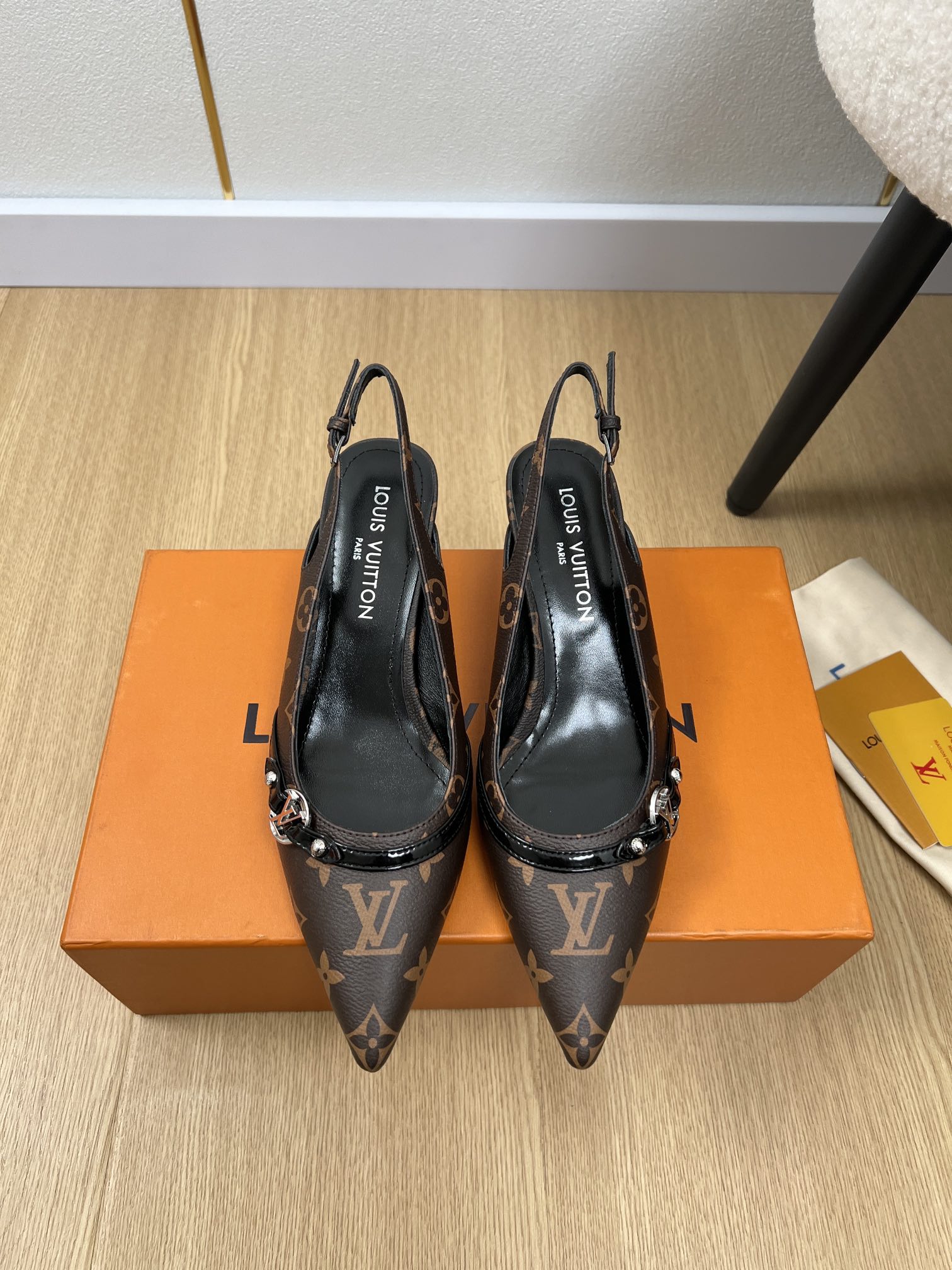 NO:163953,Louis Vuitton | 2025 L's new spring and summer products for 2025 L's counter classic hot pointed high heel sandals, upper cowhide/presby, inner sheepskin, outsole, imported Italian leather outsole, heel height 5.5cm, size 35-42 (customized for 40.41.42), sandals, louis vuitton, louis vuitton, louis vuitton, sandals, cowhide, sheepskin, Leather soles19860909Louis Vuitton 路易威登 | 2025 L家2025春夏新品 专柜经典爆款尖头高跟凉鞋 鞋面牛皮/老花 内里羊皮 大底意大利进口真皮大底 跟高5.5cm 码数35-42（40.41.42定制）,凉鞋,louis vuitton,louis vuitton,louis vuitton,sandals,cowhide,sheepskin,Leather soles,Women's Shoes
