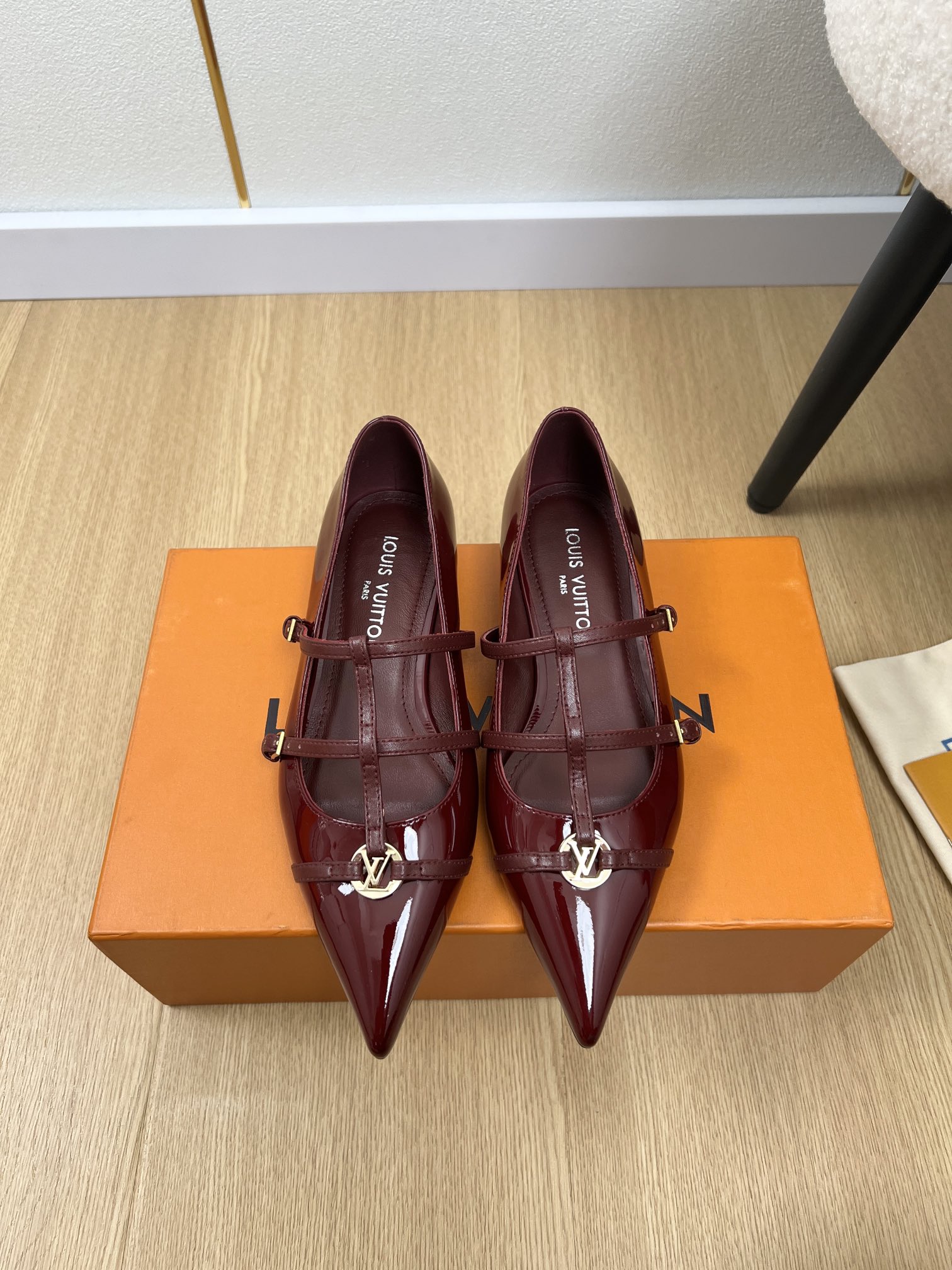 NO:163937,Louis Vuitton | 2025 L's new spring and summer products for 2025 L's Counter classic hot-sole flat-sole Mary Jane pointed-toe single shoe upper patent leather inner sheepskin outsole imported from Italy Heel height 1.5cm Size 35-42 (customized for 40.41.42), single shoe, louis vuitton, louis vuitton, louis vuitton, mary jane, sheepskin, Leather soles19860909Louis Vuitton 路易威登 | 2025 L家2025春夏新品 专柜经典爆款平底玛丽珍尖头单鞋 鞋面漆皮 内里羊皮 大底意大利进口真皮大底 跟高1.5cm 码数35-42（40.41.42定制）,单鞋,louis vuitton,louis vuitton,louis vuitton,mary jane,sheepskin,Leather soles,Women's Shoes