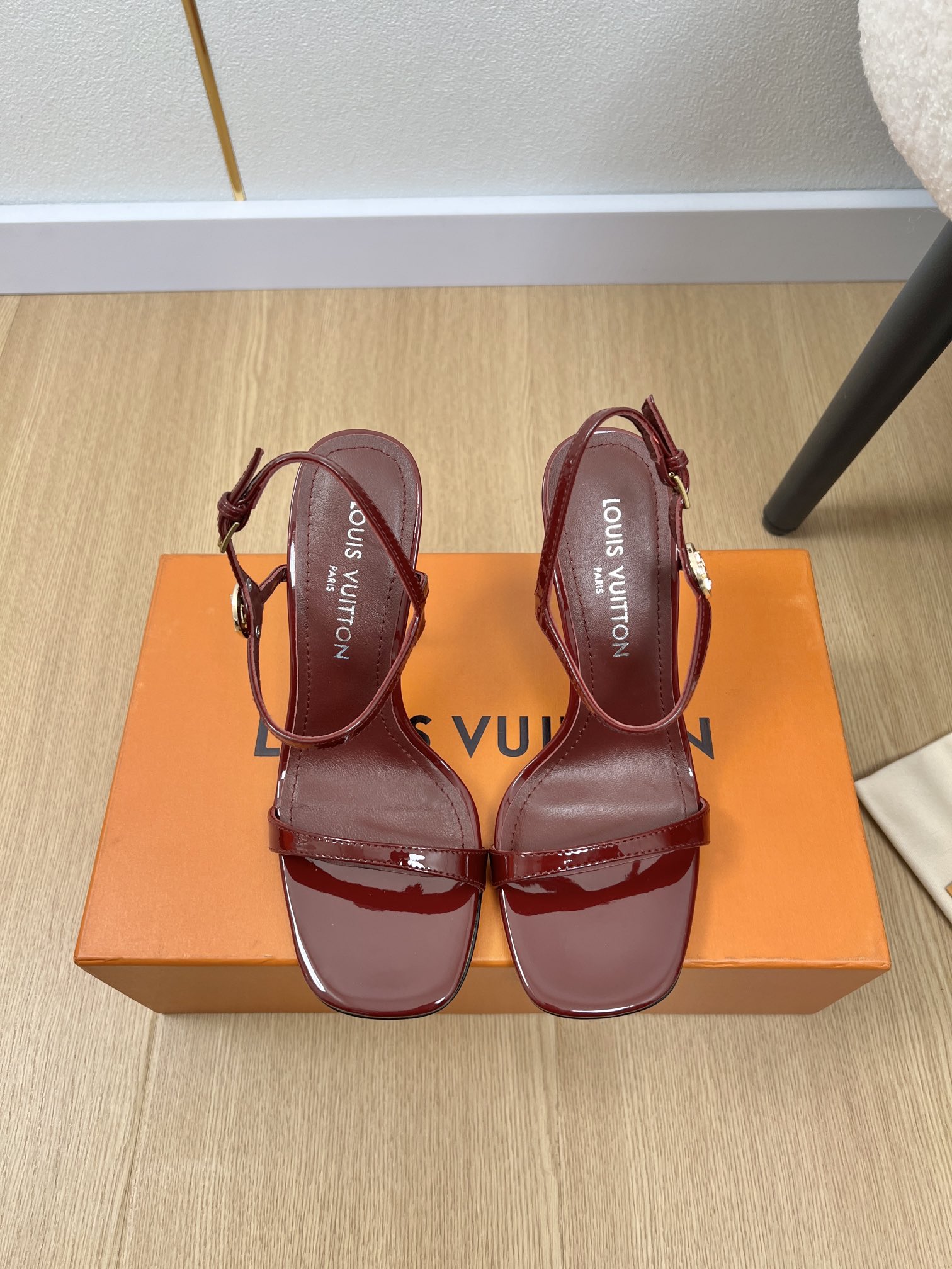 NO:163928,Louis Vuitton | 2025 L's new spring and summer products for 2025 L's Counter classic hit one-strip high heel sandals, upper patent leather inner sheepskin outsole imported from Italy, heel height 9.5cm, size 35-42 (customized for 40.41.42), sandals, louis vuitton, louis vuitton, louis vuitton, sandals, sheepskin, Leather soles19860909Louis Vuitton 路易威登 | 2025 L家2025春夏新品 专柜经典爆款一字带高跟凉鞋 鞋面漆皮 内里羊皮 大底意大利进口真皮大底 跟高9.5cm 码数35-42（40.41.42定制）,凉鞋,louis vuitton,louis vuitton,louis vuitton,sandals,sheepskin,Leather soles,Women's Shoes