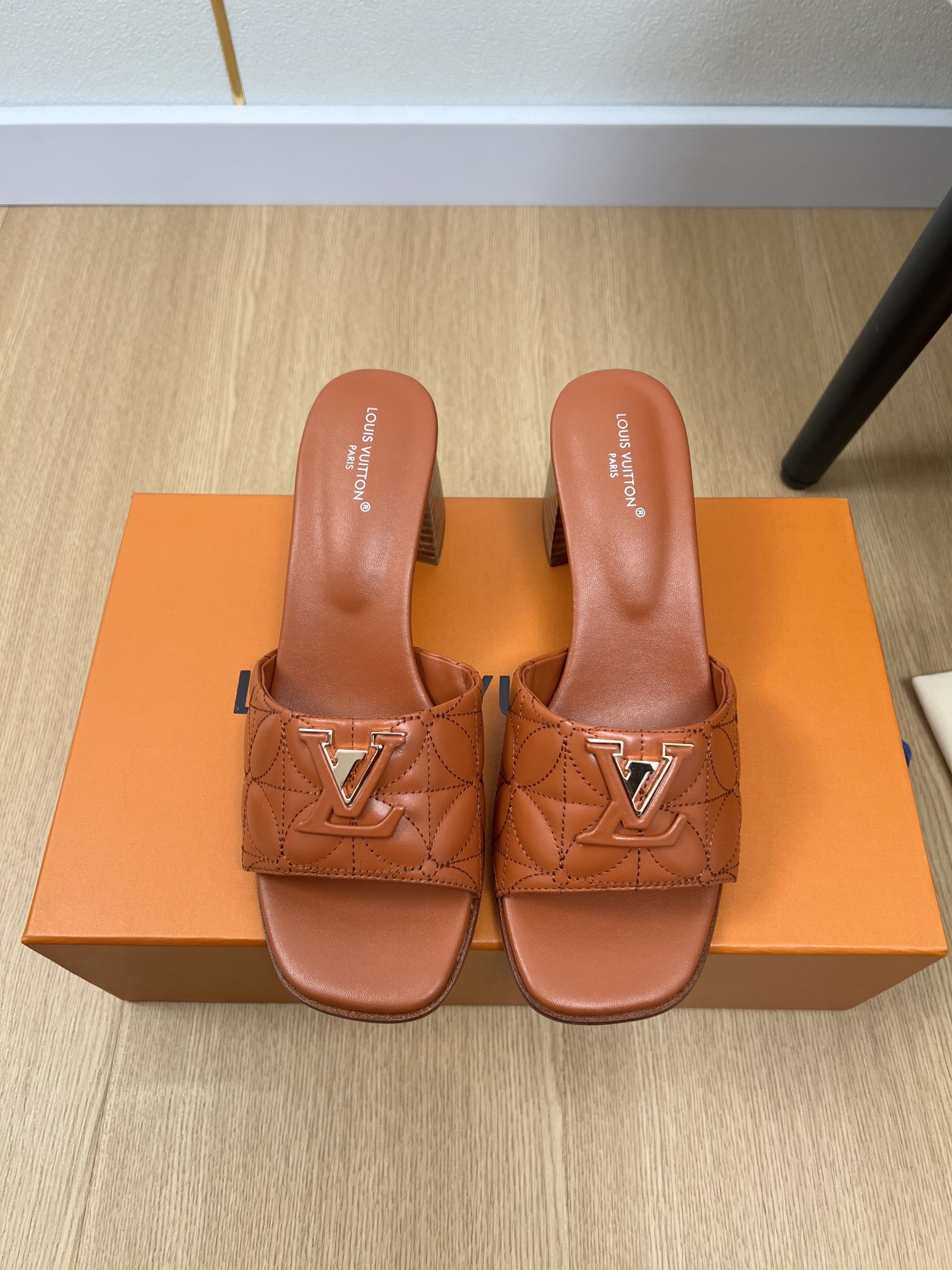 NO:163931,Louis Vuitton | 2025 L's new spring and summer products in 2025, the latest popular embroidered thick-heeled slipper series in counter Xiaohongshu promotes popular products, classic and versatile, impeccable details, super good-looking on the feet, sports and fashion coexist essential items at home travel, styles that cannot be missed in this summer, imported calfskin upper, inner sheepskin, outsole Italian leather outsole, heel high flat sole/6cm, size 35-41 (40.41 customization), slippers, louis vuitton, louis vuitton, louis vuitton, slippers, cowhide, sheepskin, Leather soles19860909Louis Vuitton 路易威登| 2025 L家2025春夏新品 专柜最新爆款刺绣粗跟拖鞋系列 小红书力推爆款,经典百搭,细节完美无可挑剔,上脚超级好看 运动与时尚并存 居家旅行必备单品,这个夏天不可错过的款式 鞋面进口小牛皮 内里羊皮 大底意大利真皮大底 跟高平底/6cm 码数35-41（40.41定制）,拖鞋,louis vuitton,louis vuitton,louis vuitton,slippers,cowhide,sheepskin,Leather soles,Women's Shoes