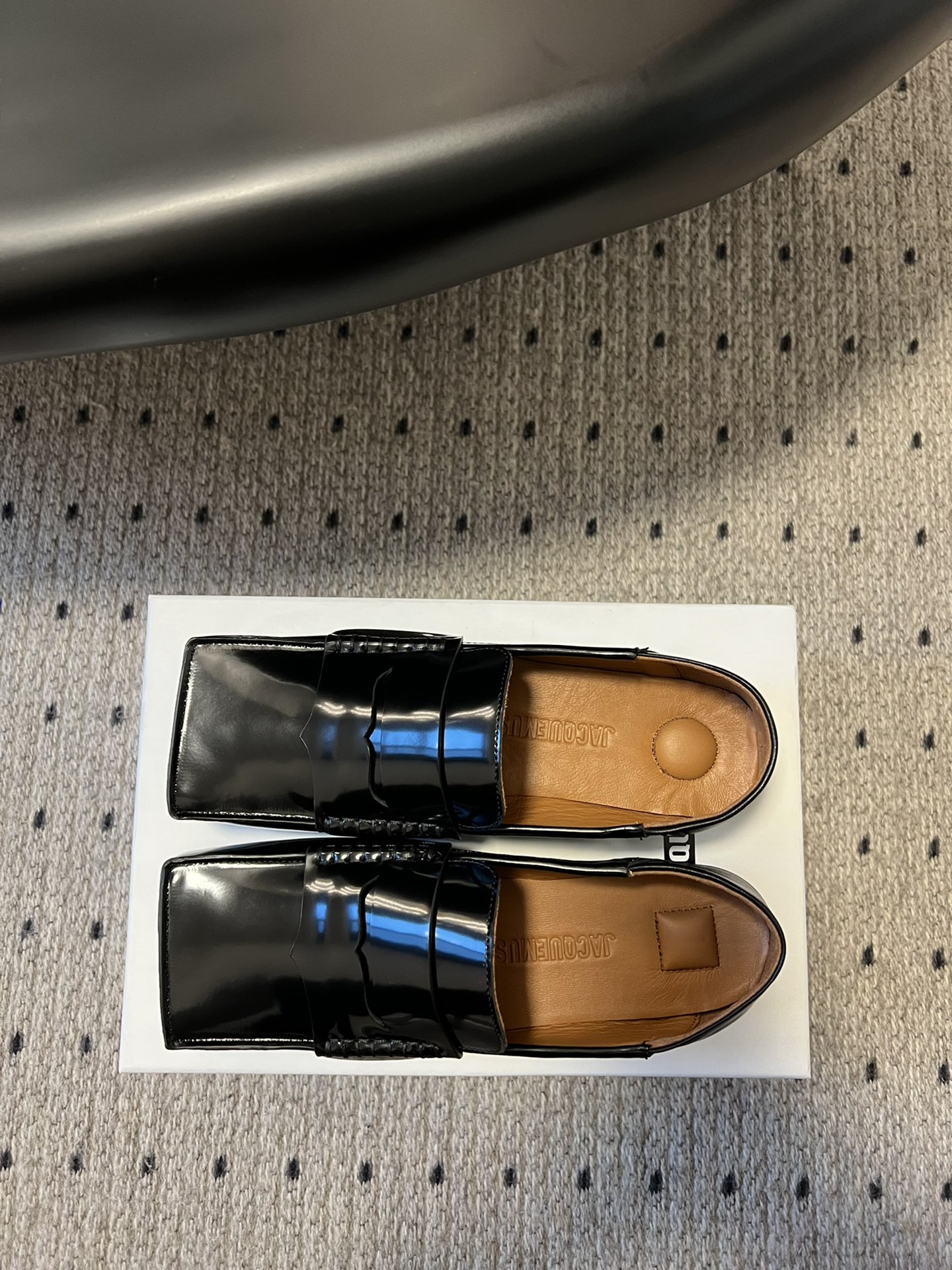 
jacquemus 25ss方头乐福鞋

美丽且实用的早春新品，简单随意穿出时髦感，方头设计真的好时髦