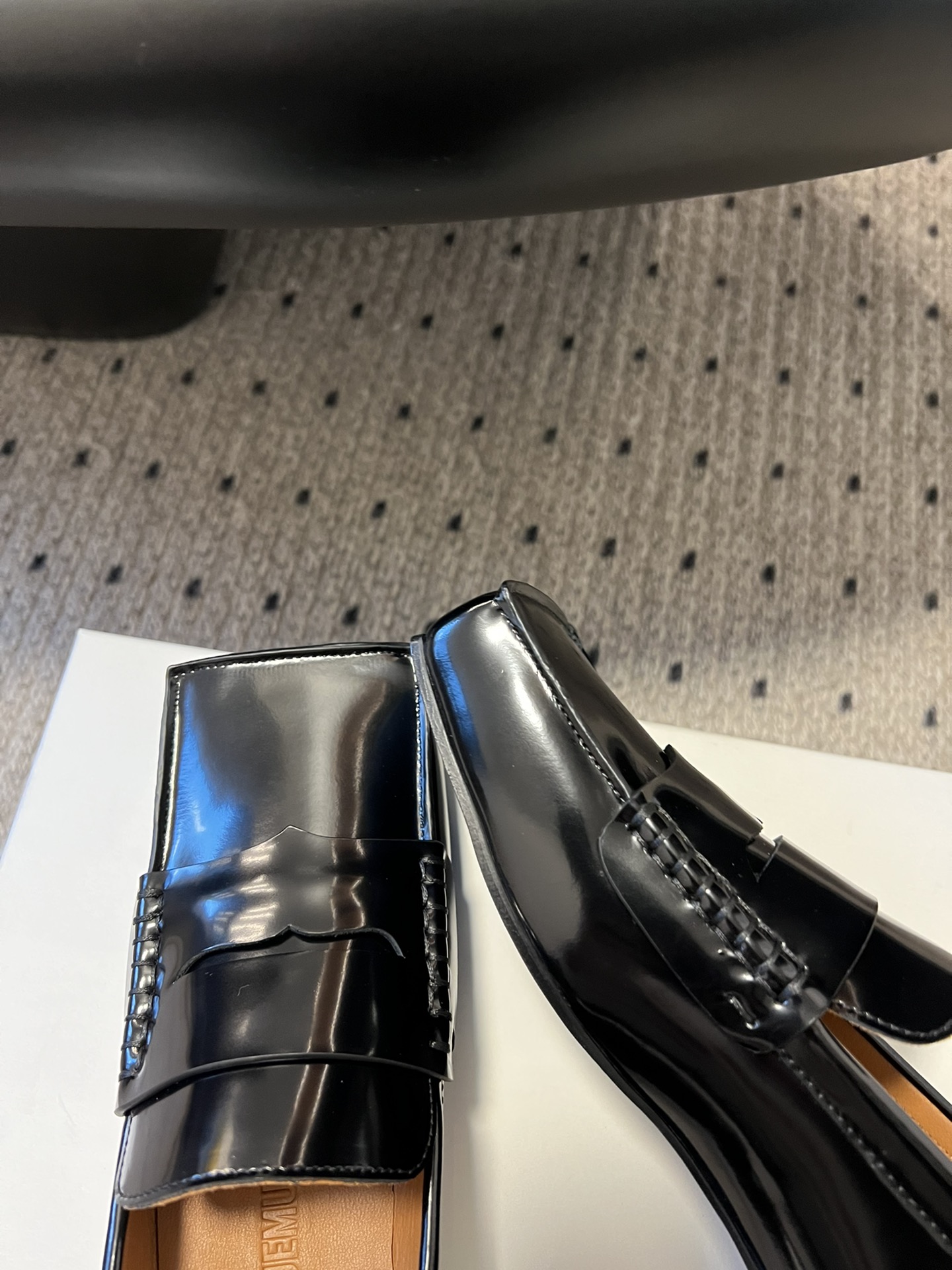 
jacquemus 25ss方头乐福鞋

美丽且实用的早春新品，简单随意穿出时髦感，方头设计真的好时髦
