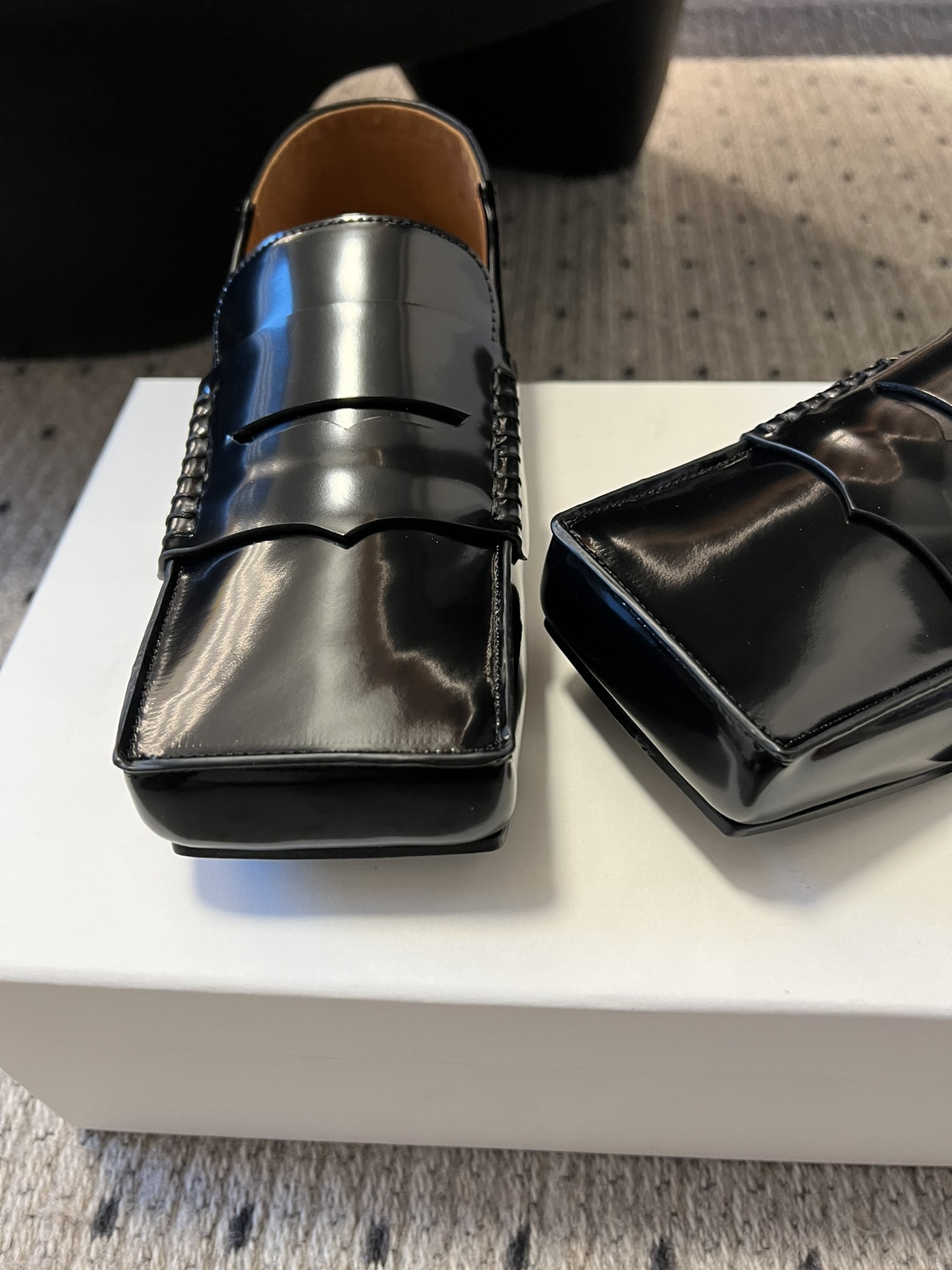 
jacquemus 25ss方头乐福鞋

美丽且实用的早春新品，简单随意穿出时髦感，方头设计真的好时髦