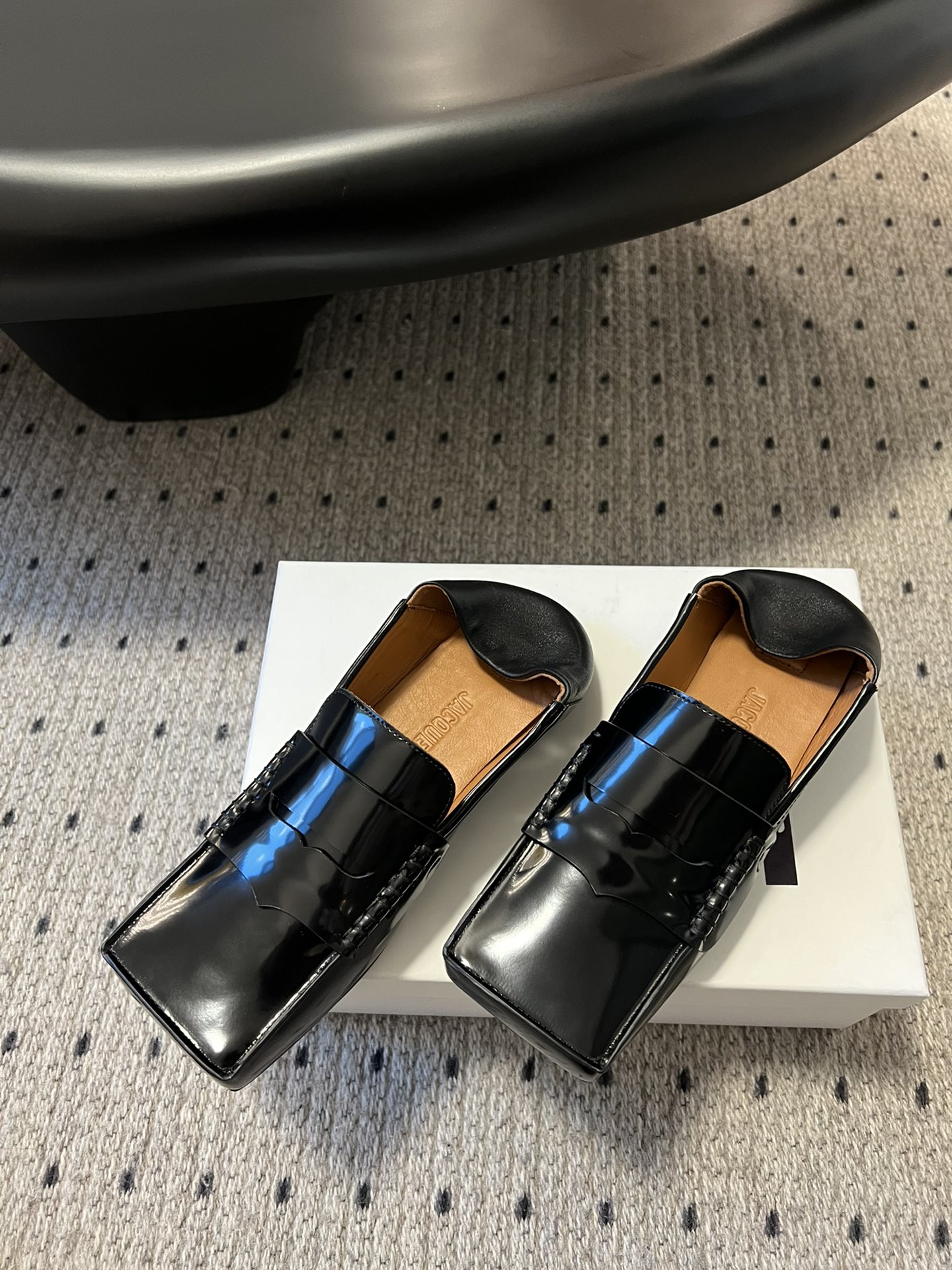 
jacquemus 25ss方头乐福鞋

美丽且实用的早春新品，简单随意穿出时髦感，方头设计真的好时髦