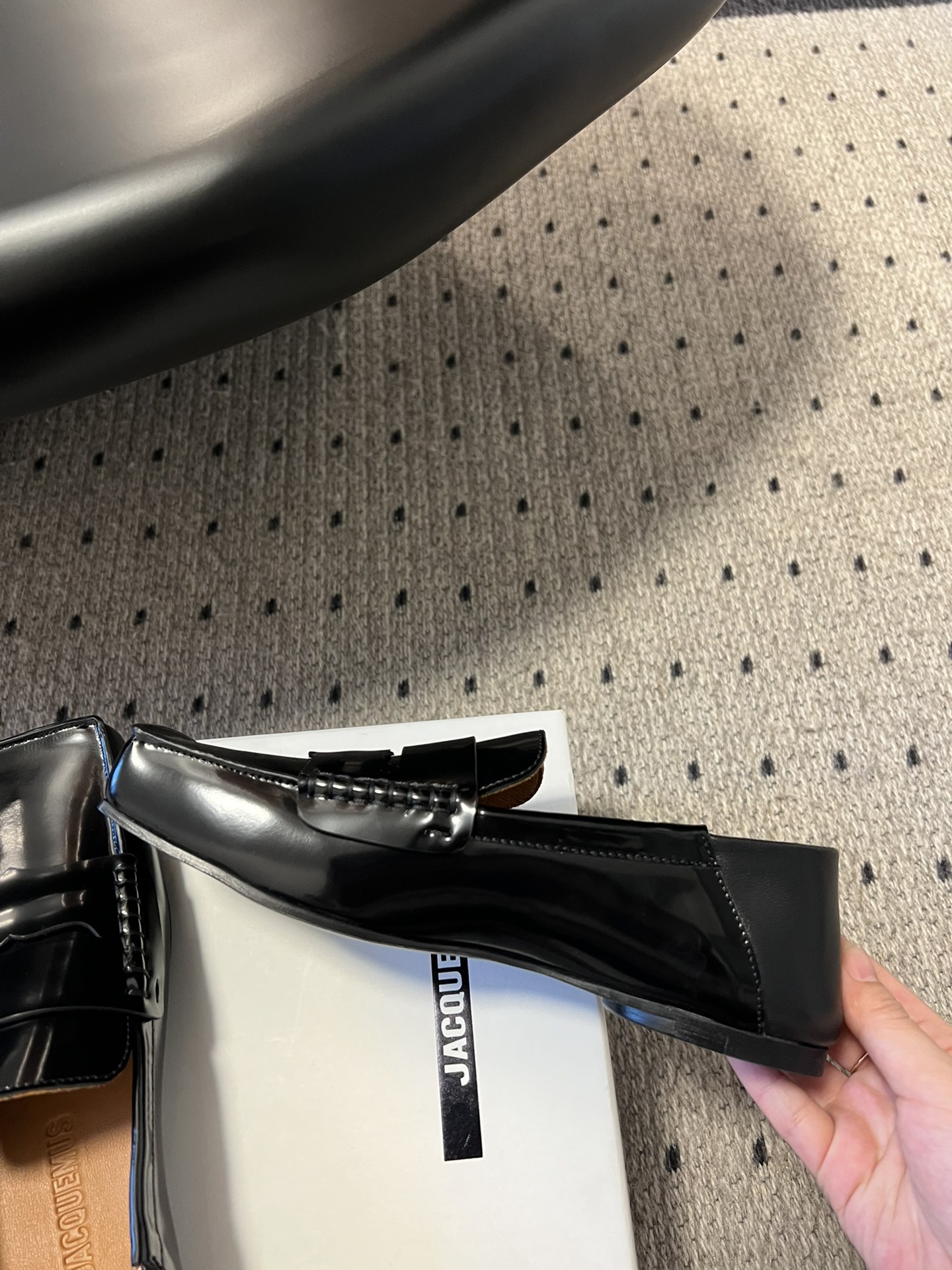 
jacquemus 25ss方头乐福鞋

美丽且实用的早春新品，简单随意穿出时髦感，方头设计真的好时髦