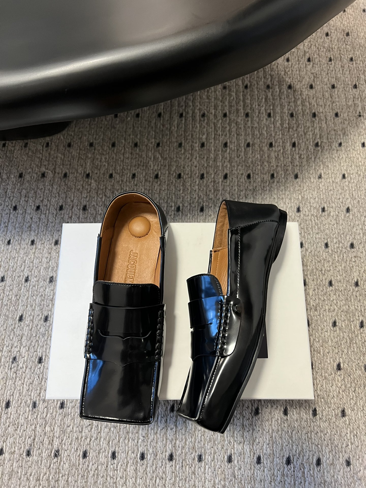 
jacquemus 25ss方头乐福鞋

美丽且实用的早春新品，简单随意穿出时髦感，方头设计真的好时髦