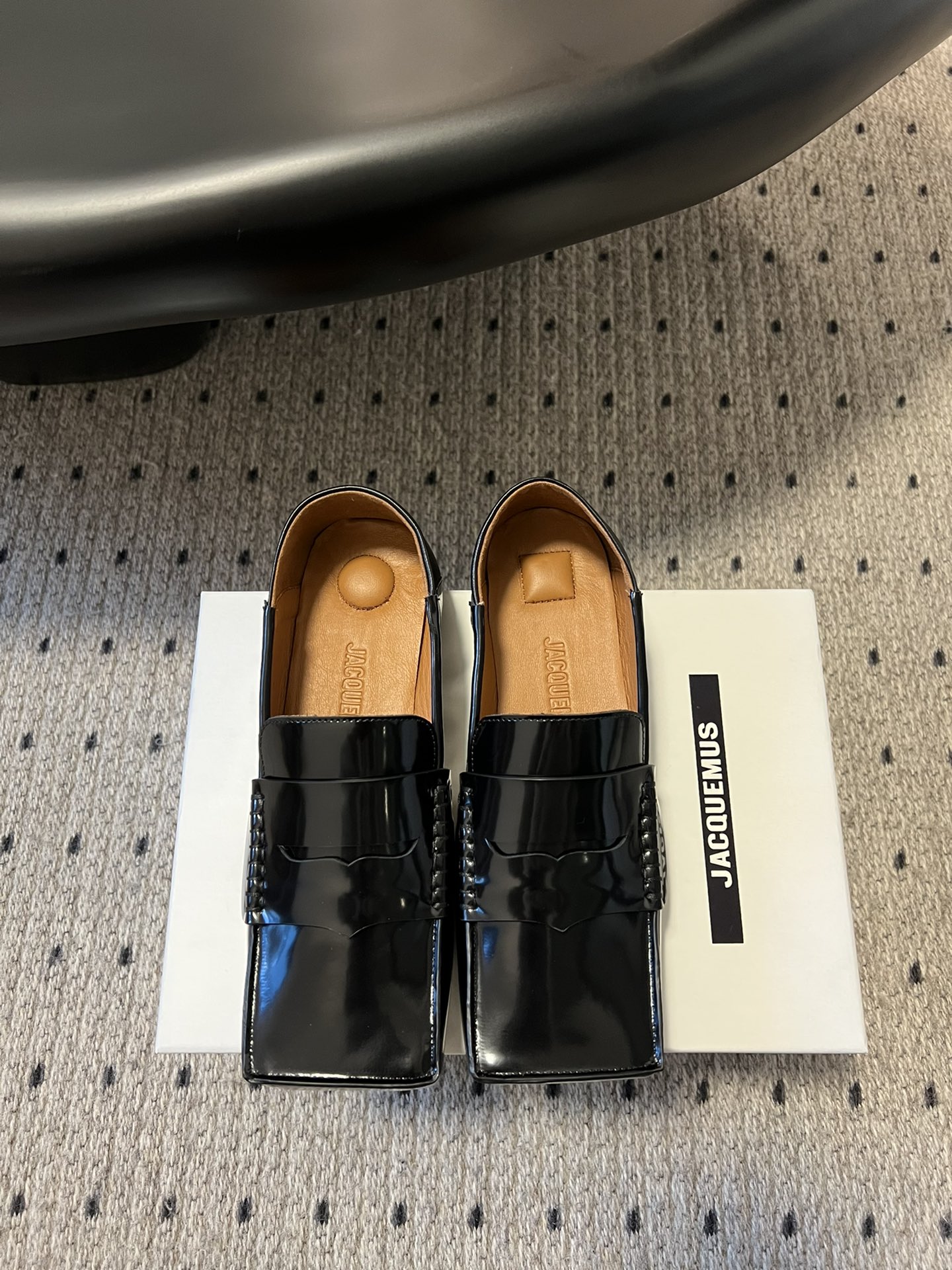 
jacquemus 25ss方头乐福鞋

美丽且实用的早春新品，简单随意穿出时髦感，方头设计真的好时髦