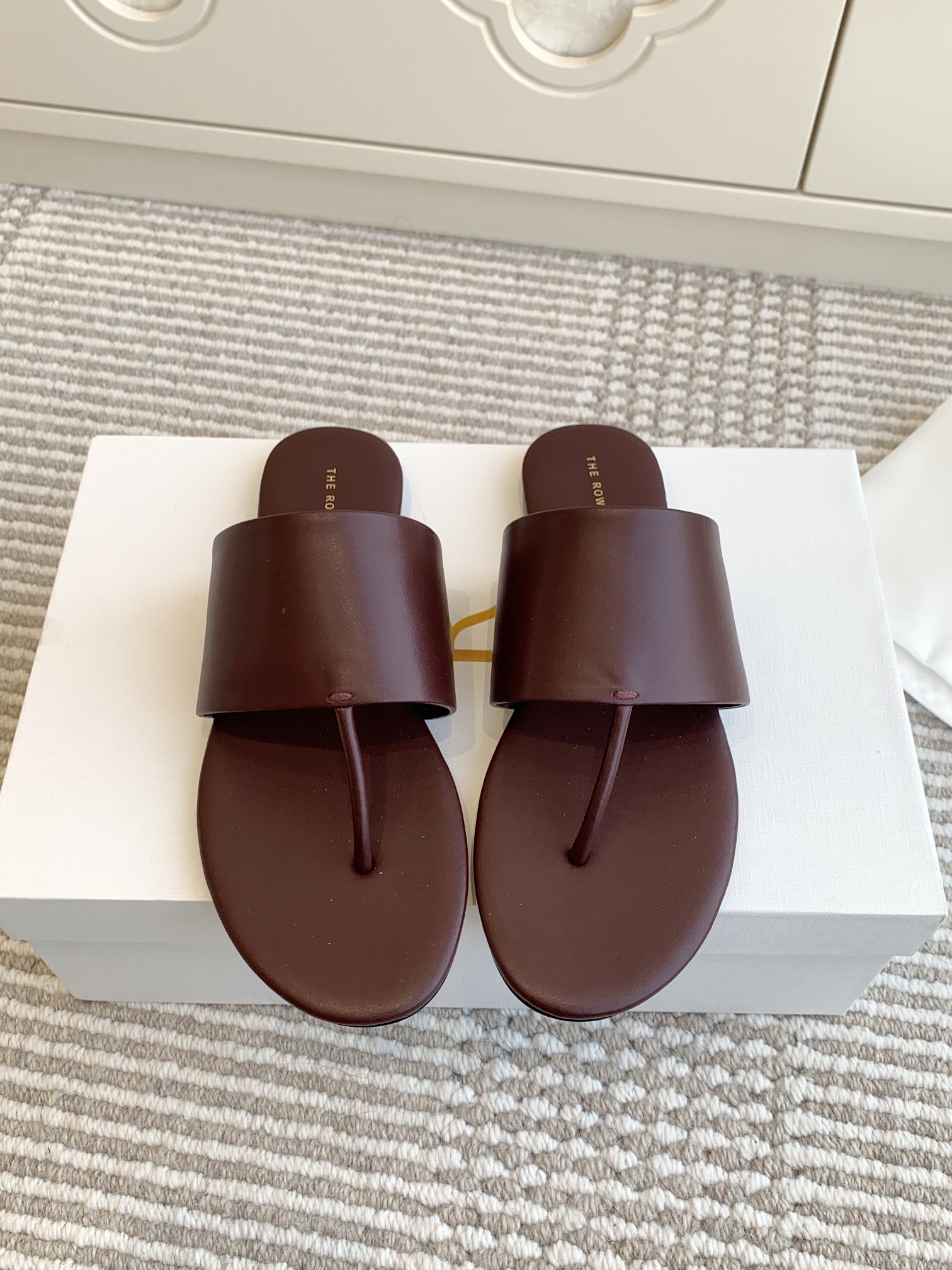 NO:168400,The flat-sole high-heeled The row flat-sole slippers, foot-clip flops, high-heeled slippers. You will immediately be amazed by one of your slippers. TR slippers, even if you close your eyes, you won’t regret everything is so just right!  Custom imported calf leather, imported sheepskin, sole genuine leather outsole, size 35-39 (40 can be customized without return or exchange), slippers, slippers, cowhide, sheepskin, Leather soles19860909批平底 高跟 The row平底拖鞋 夹脚人字拖 高跟拖鞋 上脚马上会惊艳到你的一款拖鞋TR拖鞋闭眼入都不会后悔一切那么恰到好处！ 鞋面定制进口小牛皮 内里进口绵羊皮 鞋底真皮大底 码数35-39（40可定做不退换）,拖鞋,slippers,cowhide,sheepskin,Leather soles,Women's Shoes