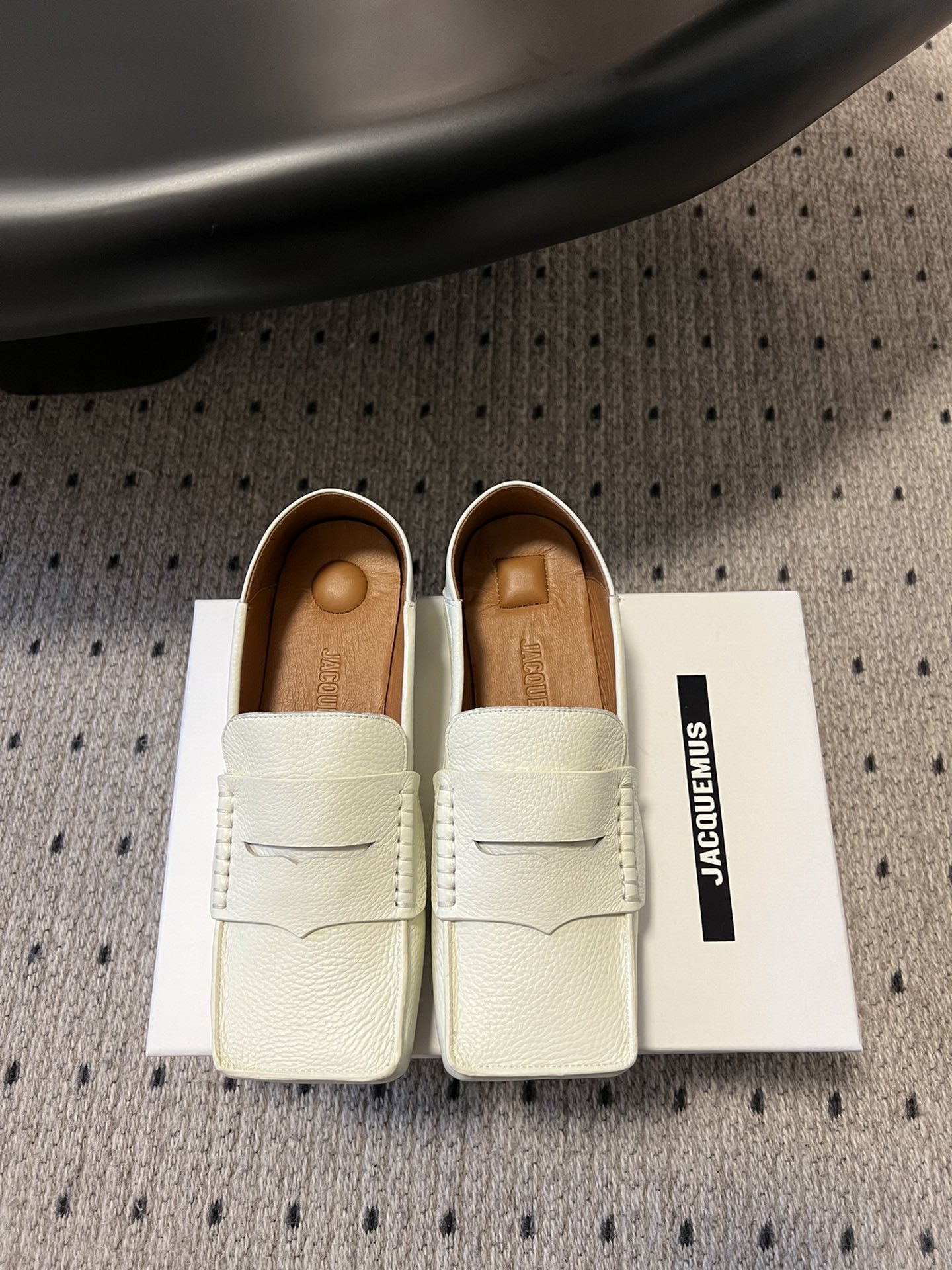 
jacquemus 25ss方头乐福鞋

美丽且实用的早春新品，简单随意穿出时髦感，方头设计真的好时髦