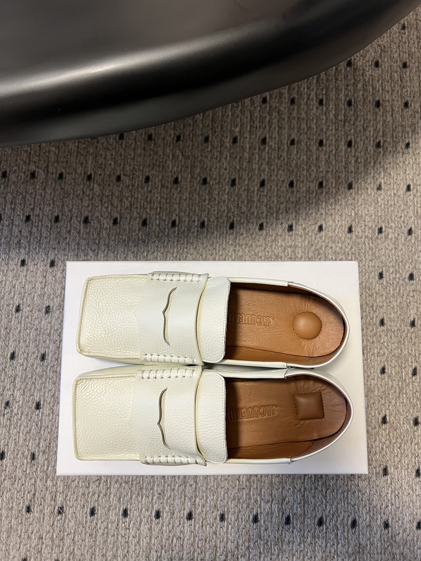 
jacquemus 25ss方头乐福鞋

美丽且实用的早春新品，简单随意穿出时髦感，方头设计真的好时髦