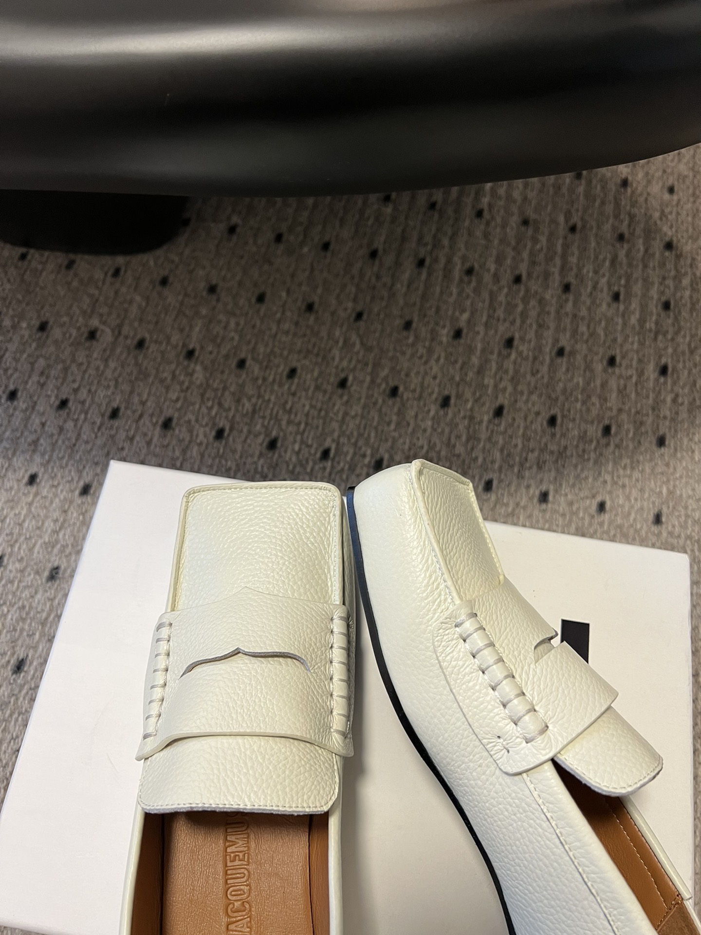 
jacquemus 25ss方头乐福鞋

美丽且实用的早春新品，简单随意穿出时髦感，方头设计真的好时髦