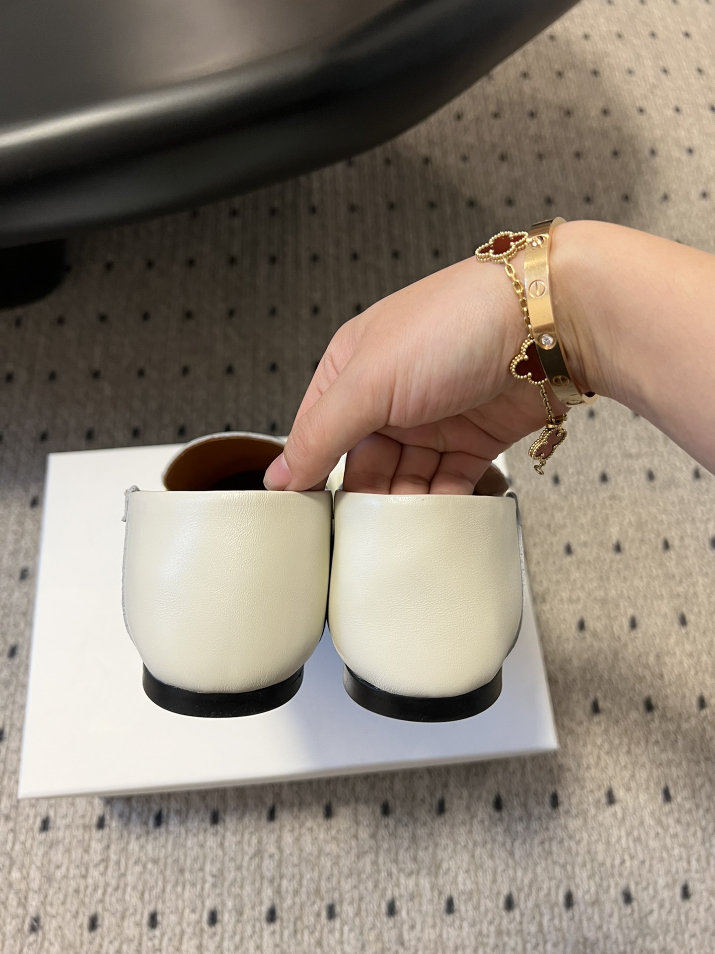 
jacquemus 25ss方头乐福鞋

美丽且实用的早春新品，简单随意穿出时髦感，方头设计真的好时髦