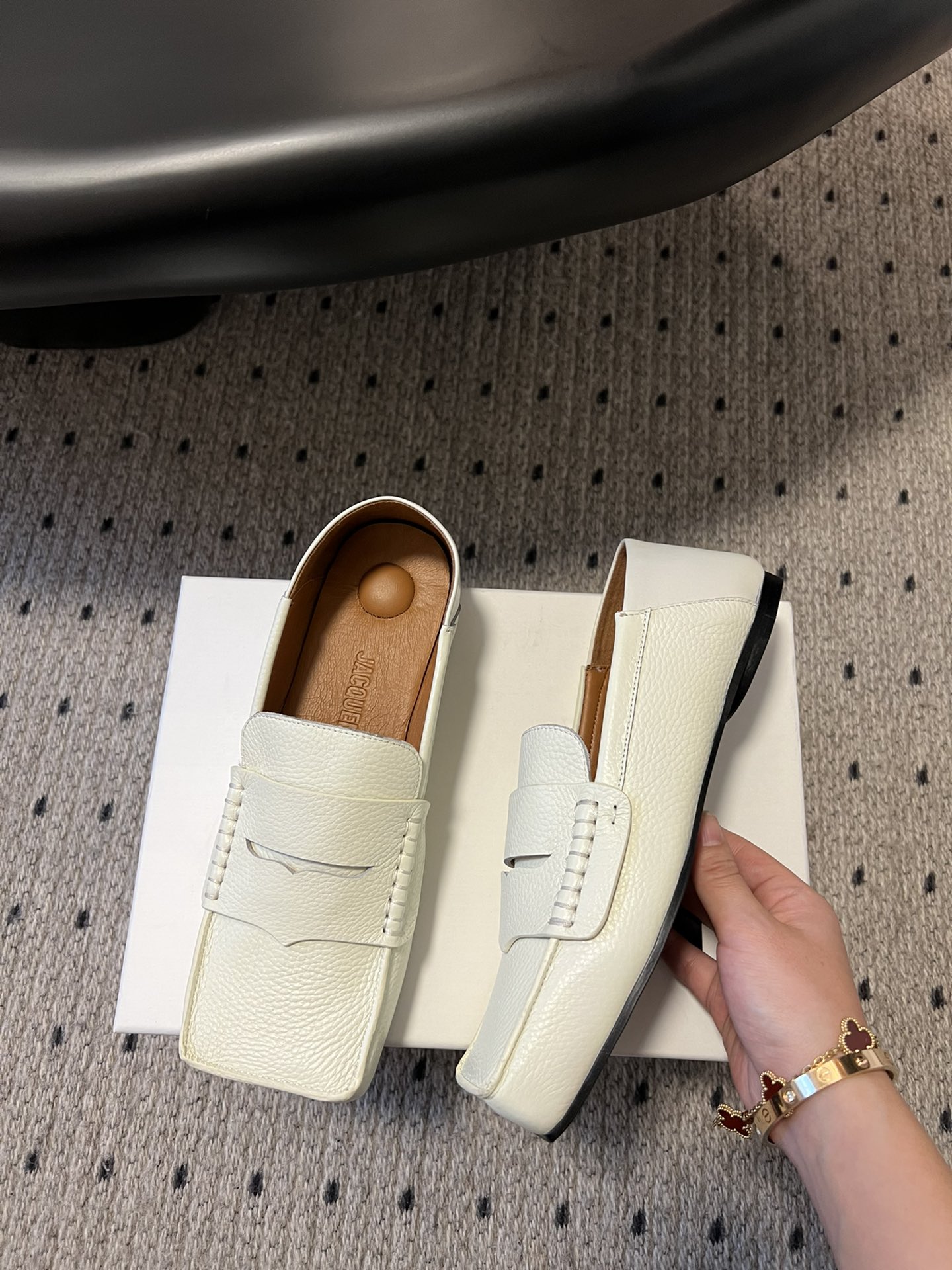 
jacquemus 25ss方头乐福鞋

美丽且实用的早春新品，简单随意穿出时髦感，方头设计真的好时髦