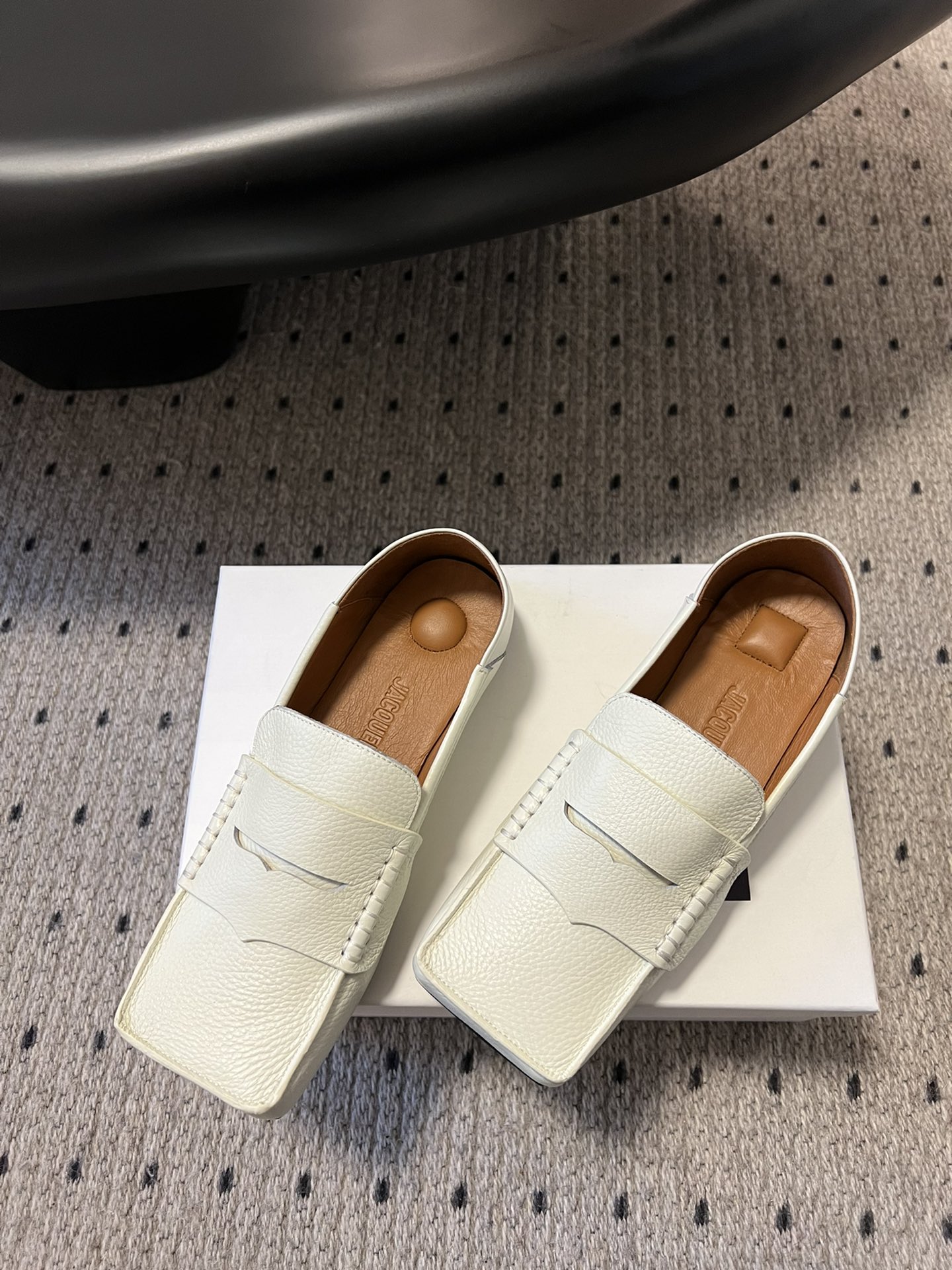 
jacquemus 25ss方头乐福鞋

美丽且实用的早春新品，简单随意穿出时髦感，方头设计真的好时髦