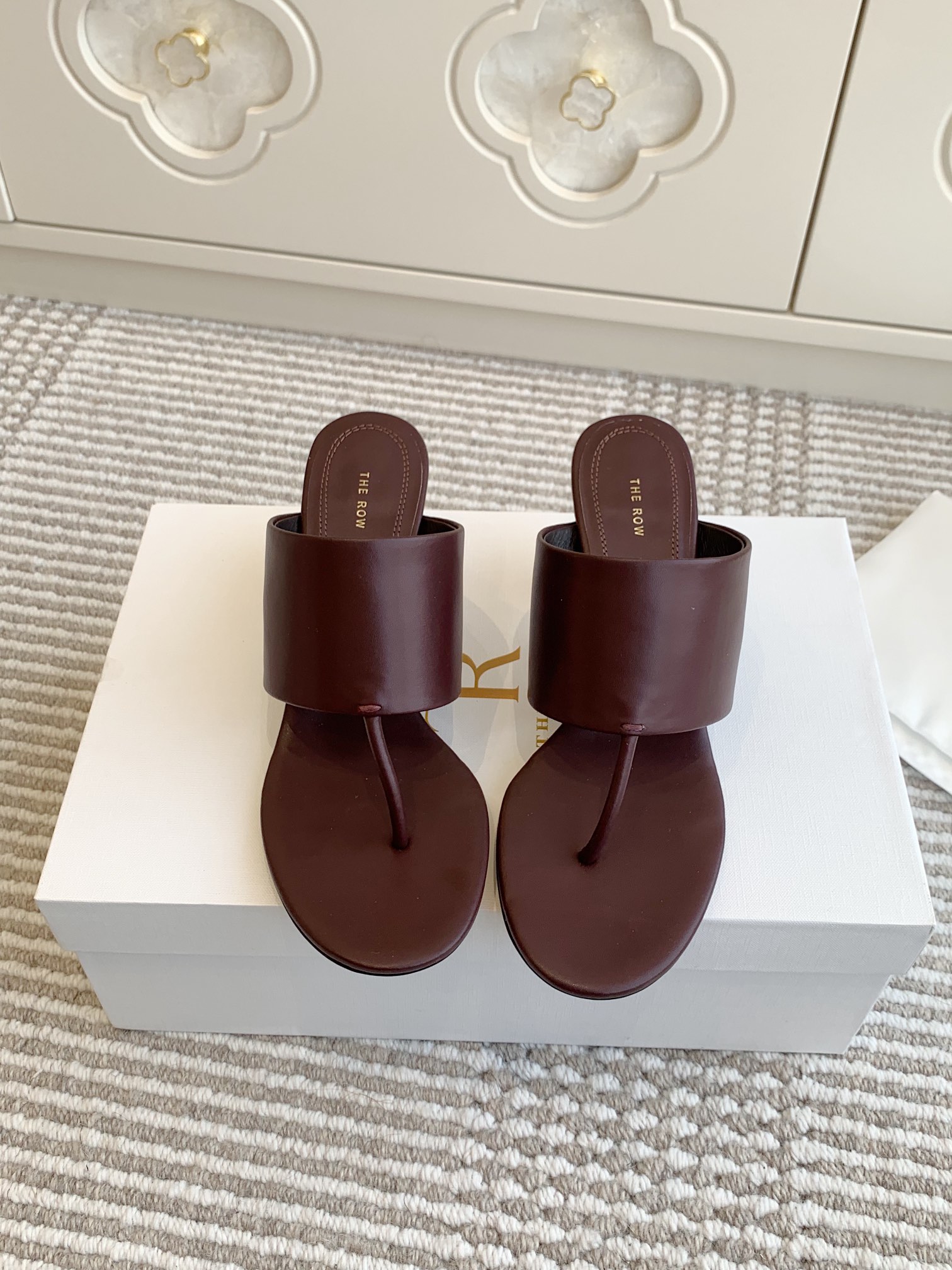 NO:168385,The flat-sole high-heeled The row flat-sole slippers, foot-clip flops, high-heeled slippers. You will immediately be amazed by one of your slippers. TR slippers, even if you close your eyes, you won’t regret everything is so just right!  Custom imported calf leather, imported sheepskin, sole genuine leather outsole, size 35-39 (40 can be customized without return or exchange), slippers, slippers, cowhide, sheepskin, Leather soles19860909批平底 高跟 The row平底拖鞋 夹脚人字拖 高跟拖鞋 上脚马上会惊艳到你的一款拖鞋TR拖鞋闭眼入都不会后悔一切那么恰到好处！ 鞋面定制进口小牛皮 内里进口绵羊皮 鞋底真皮大底 码数35-39（40可定做不退换）,拖鞋,slippers,cowhide,sheepskin,Leather soles,Women's Shoes