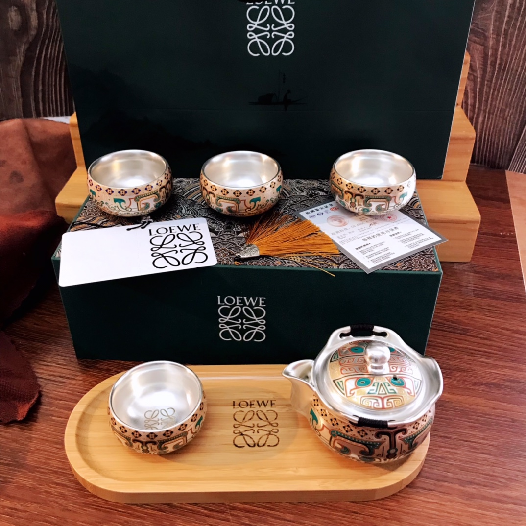  LOEWE罗意威1壶四杯带茶盘
手抓壶珐琅彩银壶999纯银陶瓷鎏银茶具1壶四杯带茶盘礼盒套装
青花珐琅彩鎏银缠枝莲一壶4杯带茶盘高端陶瓷茶具伴手礼附带证书专柜礼盒套装配，送礼自用都是非常完美，顶级银离子工艺，李时珍在《本草纲目》中就记载：银有安五脏，安心神，除邪气等保健功效。现代医学认为：银能杀菌，排毒养身，长期使用可以起到加速新陈代谢，增强抵抗力的作用。