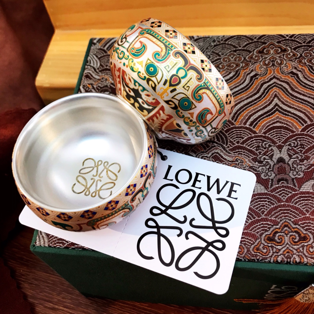  LOEWE罗意威1壶四杯带茶盘
手抓壶珐琅彩银壶999纯银陶瓷鎏银茶具1壶四杯带茶盘礼盒套装
青花珐琅彩鎏银缠枝莲一壶4杯带茶盘高端陶瓷茶具伴手礼附带证书专柜礼盒套装配，送礼自用都是非常完美，顶级银离子工艺，李时珍在《本草纲目》中就记载：银有安五脏，安心神，除邪气等保健功效。现代医学认为：银能杀菌，排毒养身，长期使用可以起到加速新陈代谢，增强抵抗力的作用。