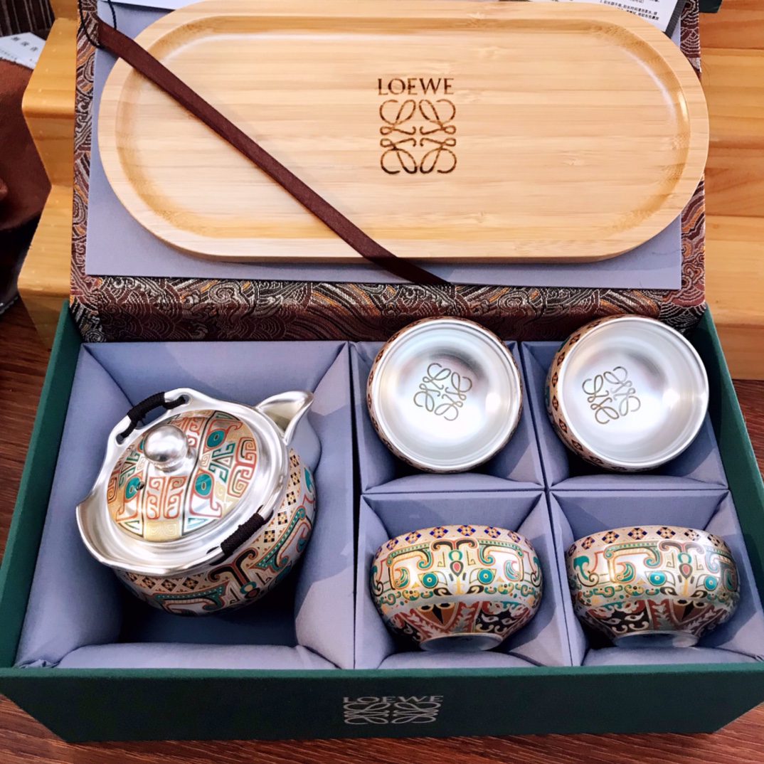  LOEWE罗意威1壶四杯带茶盘
手抓壶珐琅彩银壶999纯银陶瓷鎏银茶具1壶四杯带茶盘礼盒套装
青花珐琅彩鎏银缠枝莲一壶4杯带茶盘高端陶瓷茶具伴手礼附带证书专柜礼盒套装配，送礼自用都是非常完美，顶级银离子工艺，李时珍在《本草纲目》中就记载：银有安五脏，安心神，除邪气等保健功效。现代医学认为：银能杀菌，排毒养身，长期使用可以起到加速新陈代谢，增强抵抗力的作用。
