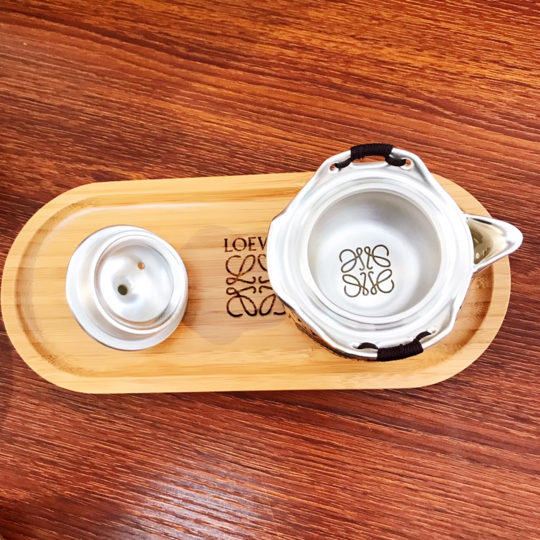  LOEWE罗意威1壶四杯带茶盘
手抓壶珐琅彩银壶999纯银陶瓷鎏银茶具1壶四杯带茶盘礼盒套装
青花珐琅彩鎏银缠枝莲一壶4杯带茶盘高端陶瓷茶具伴手礼附带证书专柜礼盒套装配，送礼自用都是非常完美，顶级银离子工艺，李时珍在《本草纲目》中就记载：银有安五脏，安心神，除邪气等保健功效。现代医学认为：银能杀菌，排毒养身，长期使用可以起到加速新陈代谢，增强抵抗力的作用。