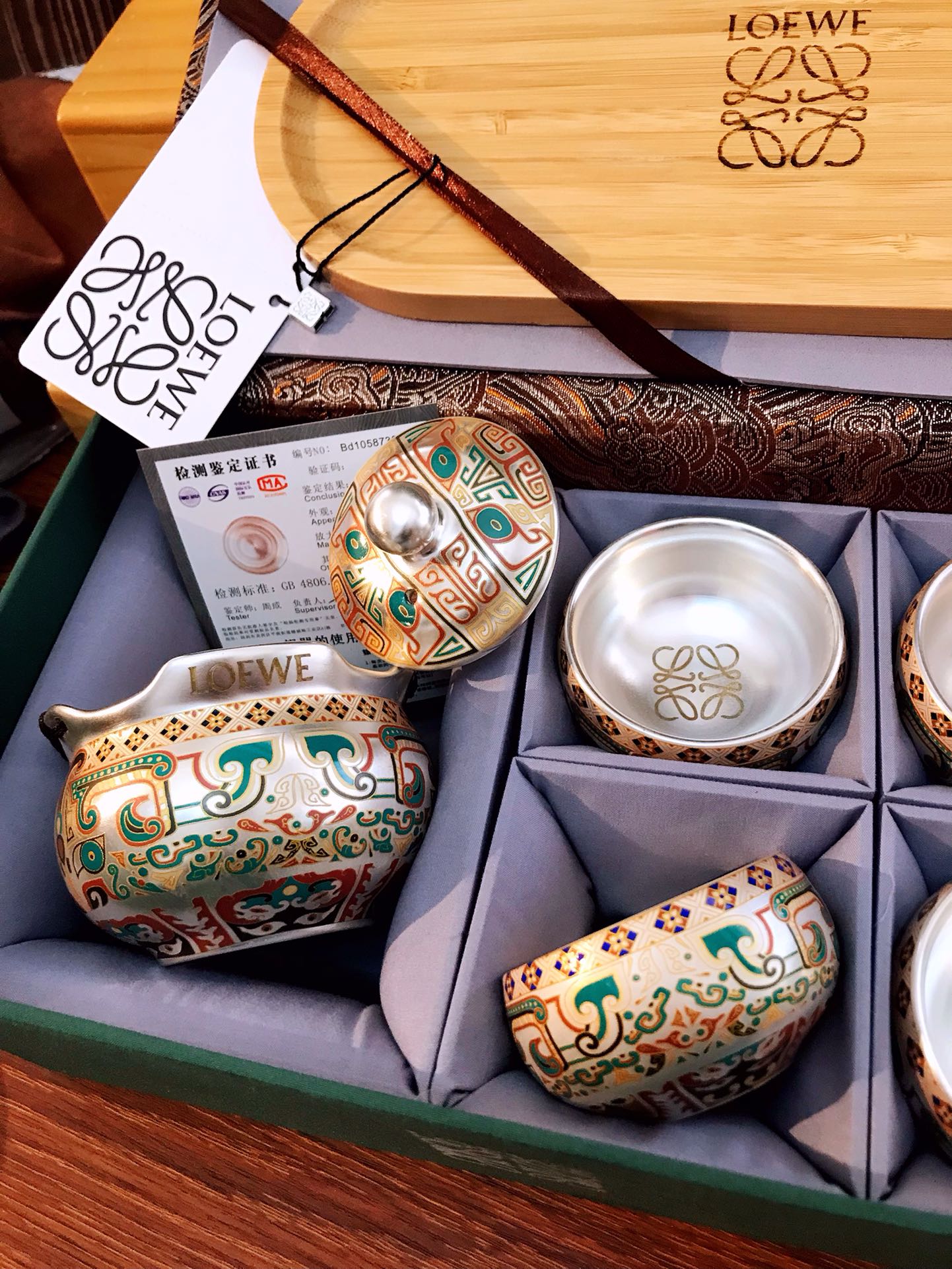  LOEWE罗意威1壶四杯带茶盘
手抓壶珐琅彩银壶999纯银陶瓷鎏银茶具1壶四杯带茶盘礼盒套装
青花珐琅彩鎏银缠枝莲一壶4杯带茶盘高端陶瓷茶具伴手礼附带证书专柜礼盒套装配，送礼自用都是非常完美，顶级银离子工艺，李时珍在《本草纲目》中就记载：银有安五脏，安心神，除邪气等保健功效。现代医学认为：银能杀菌，排毒养身，长期使用可以起到加速新陈代谢，增强抵抗力的作用。