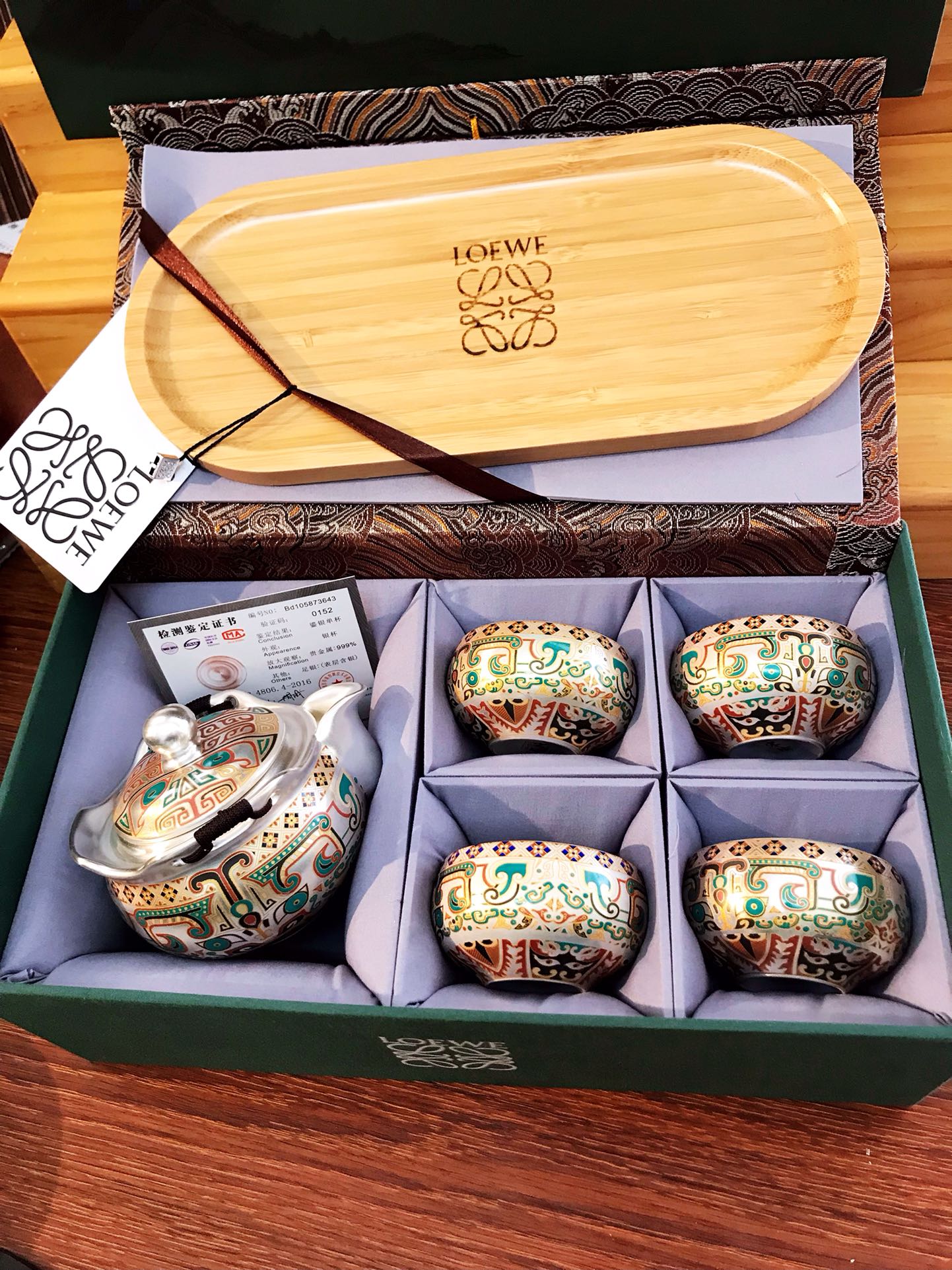  LOEWE罗意威1壶四杯带茶盘
手抓壶珐琅彩银壶999纯银陶瓷鎏银茶具1壶四杯带茶盘礼盒套装
青花珐琅彩鎏银缠枝莲一壶4杯带茶盘高端陶瓷茶具伴手礼附带证书专柜礼盒套装配，送礼自用都是非常完美，顶级银离子工艺，李时珍在《本草纲目》中就记载：银有安五脏，安心神，除邪气等保健功效。现代医学认为：银能杀菌，排毒养身，长期使用可以起到加速新陈代谢，增强抵抗力的作用。