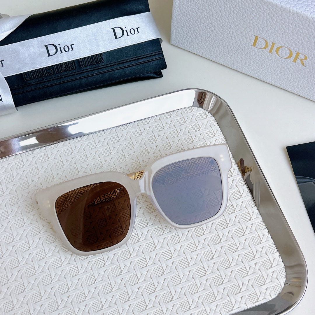  DIO*官网新款～
来自 DioRésille 系列 醋酸纤维蝴蝶镜框与金色金属镜腿形成鲜明对比，展现