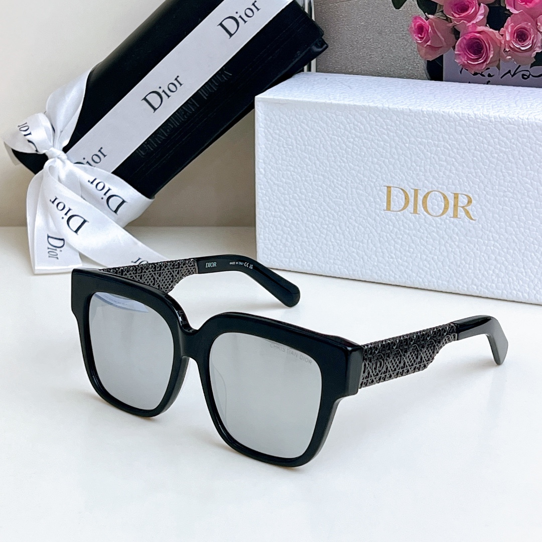  DIO*官网新款～
来自 DioRésille 系列 醋酸纤维蝴蝶镜框与金色金属镜腿形成鲜明对比，展现